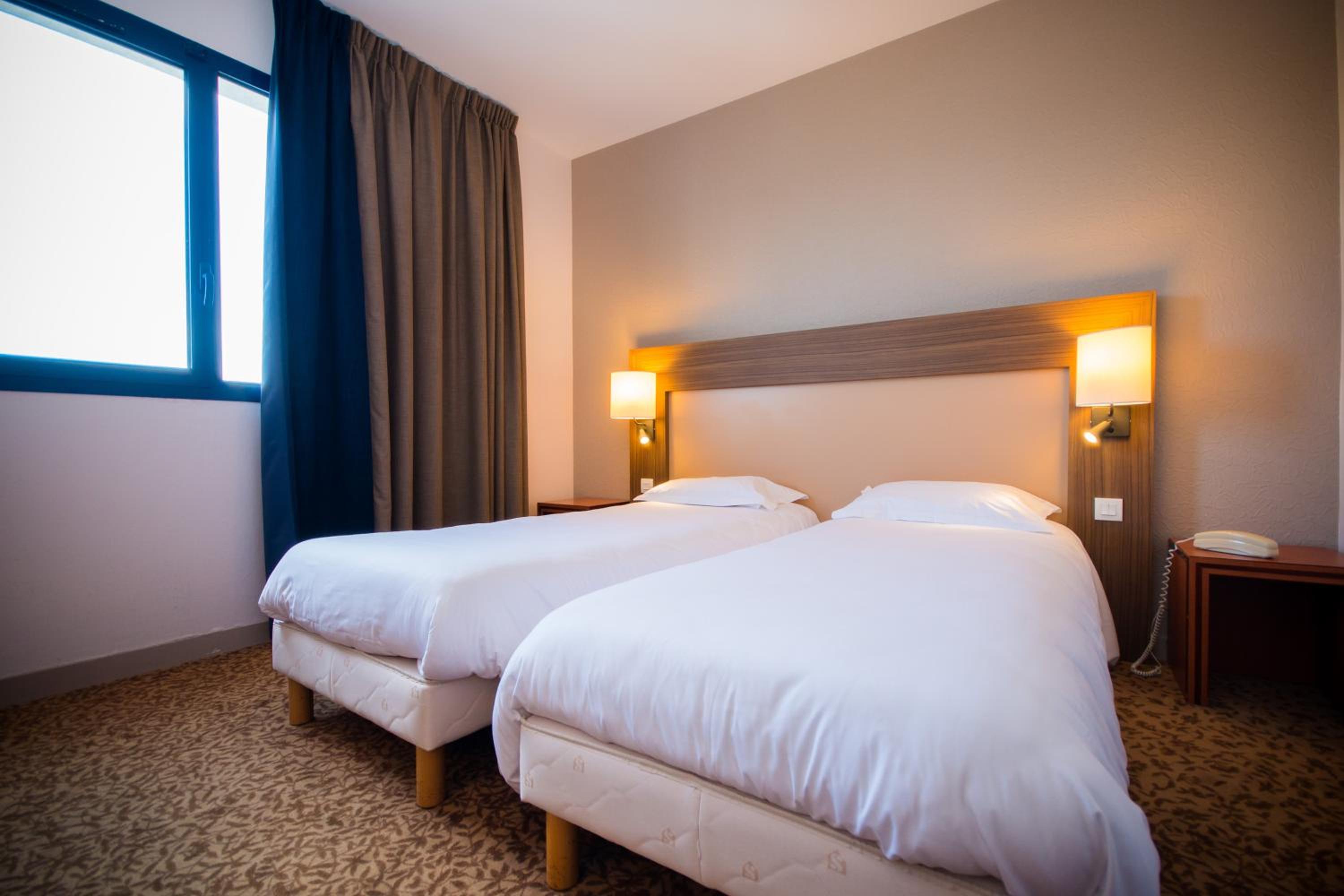 Standard Twin Room - Photo 4