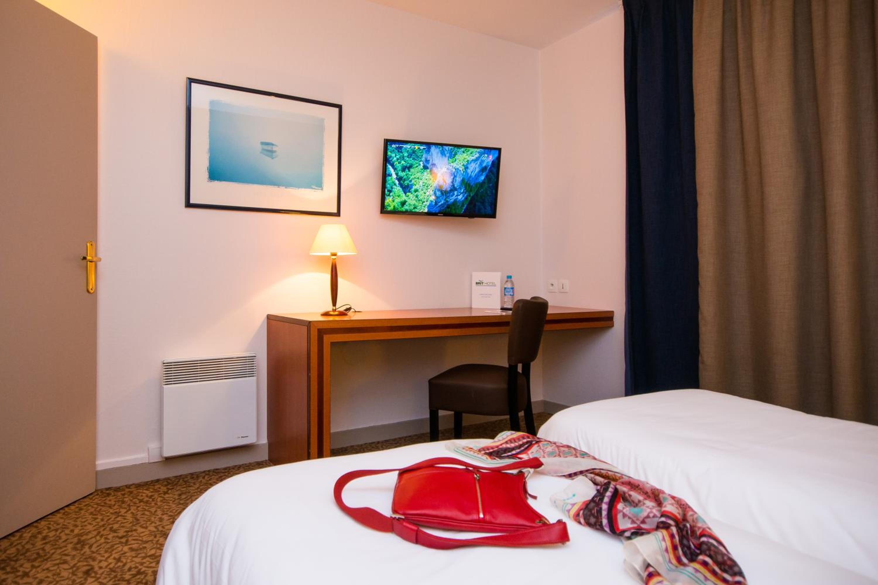Standard Twin Room - Photo 3