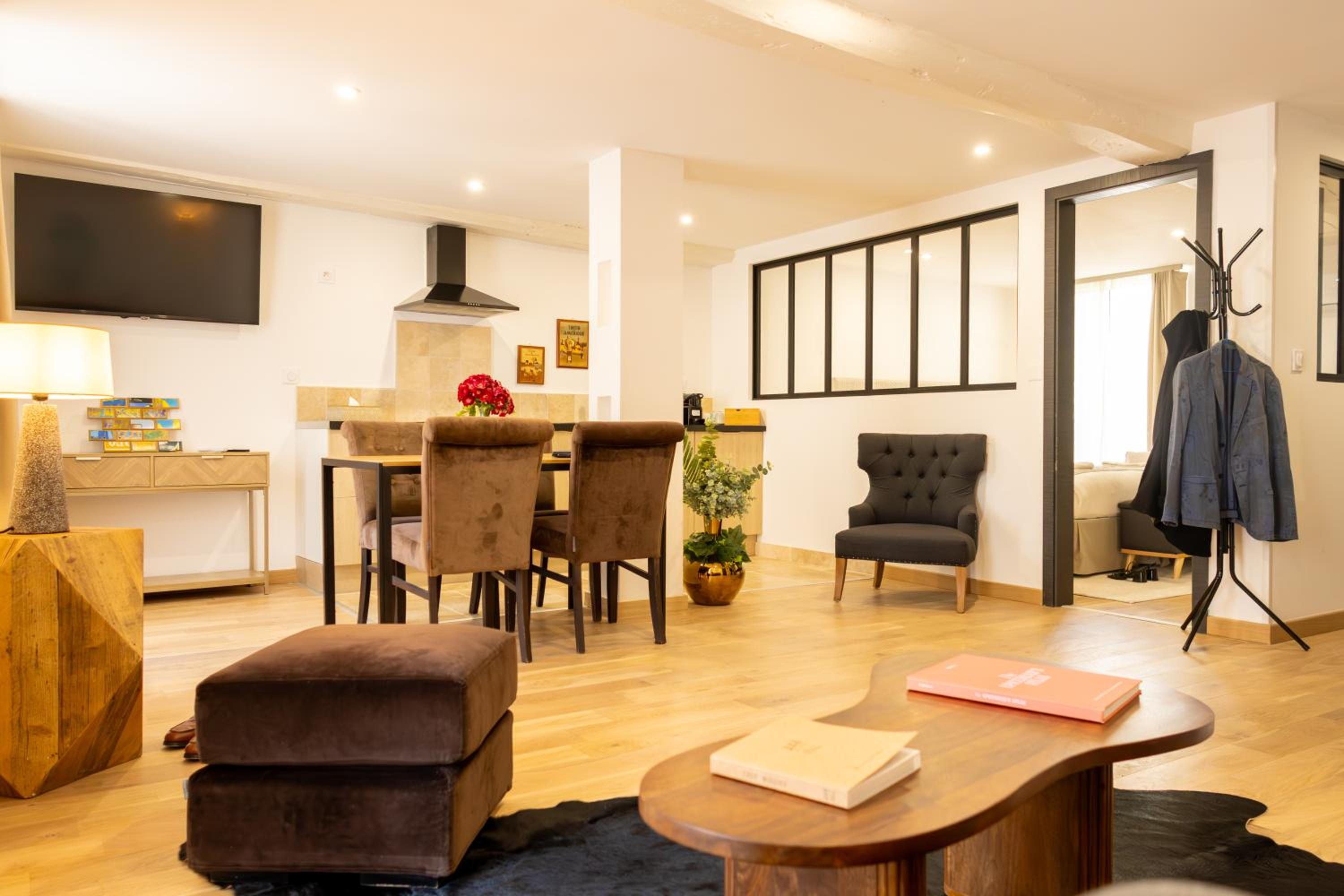 Suite - Photo 1