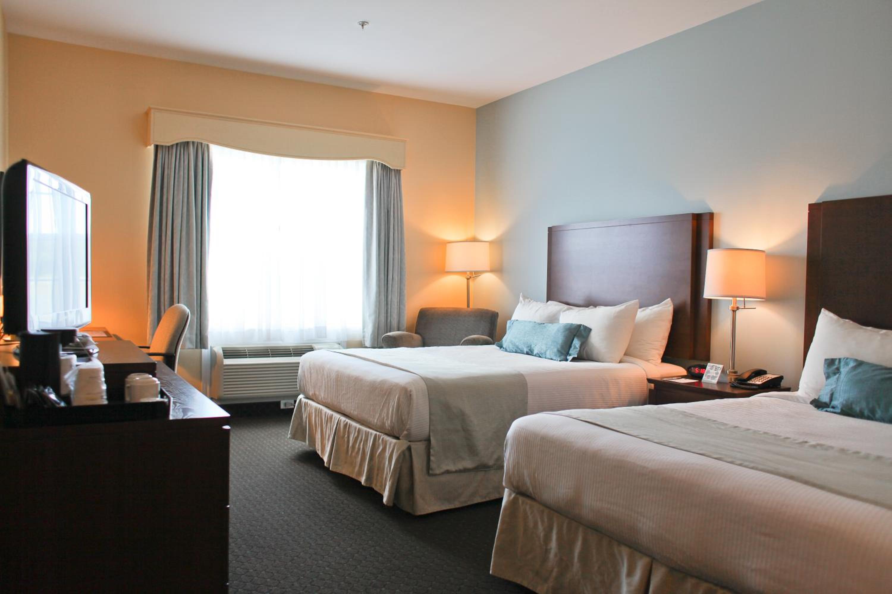 Queen Room with Two Queen Beds and Kitchenette - Non-Smoking - Photo 3