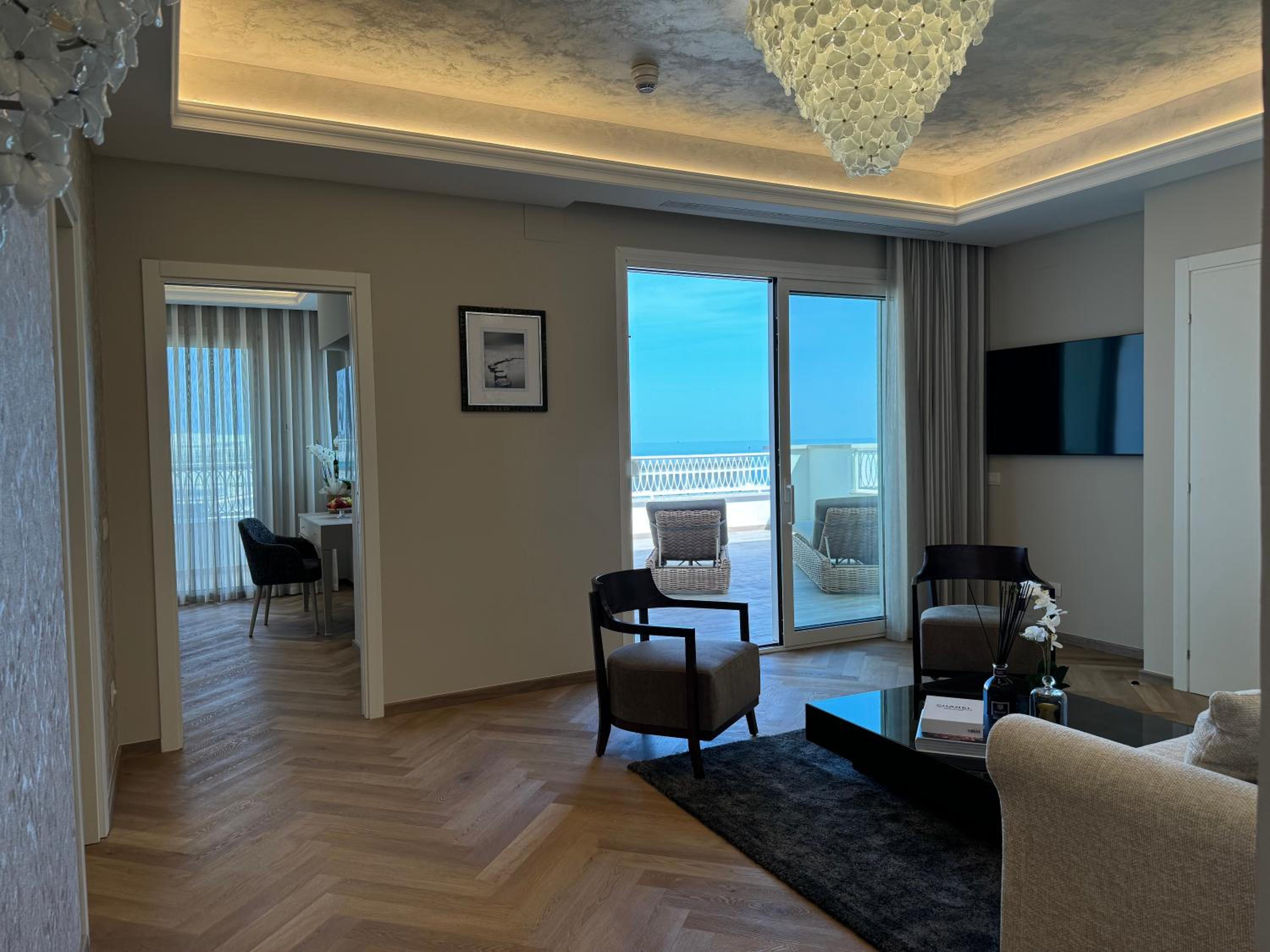 Superior Suite with Sea View - Photo 2