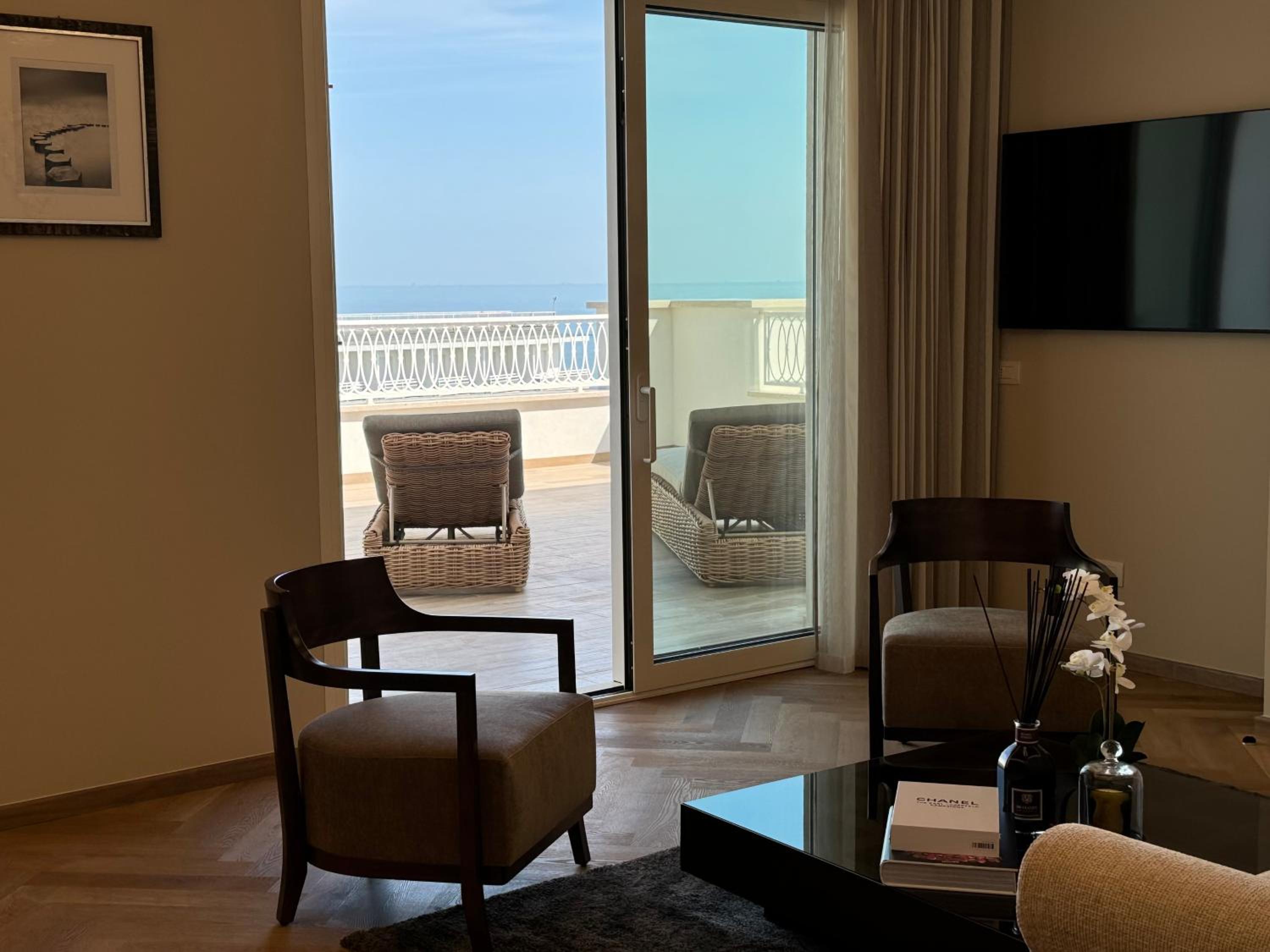 Superior Suite with Sea View - Photo 3