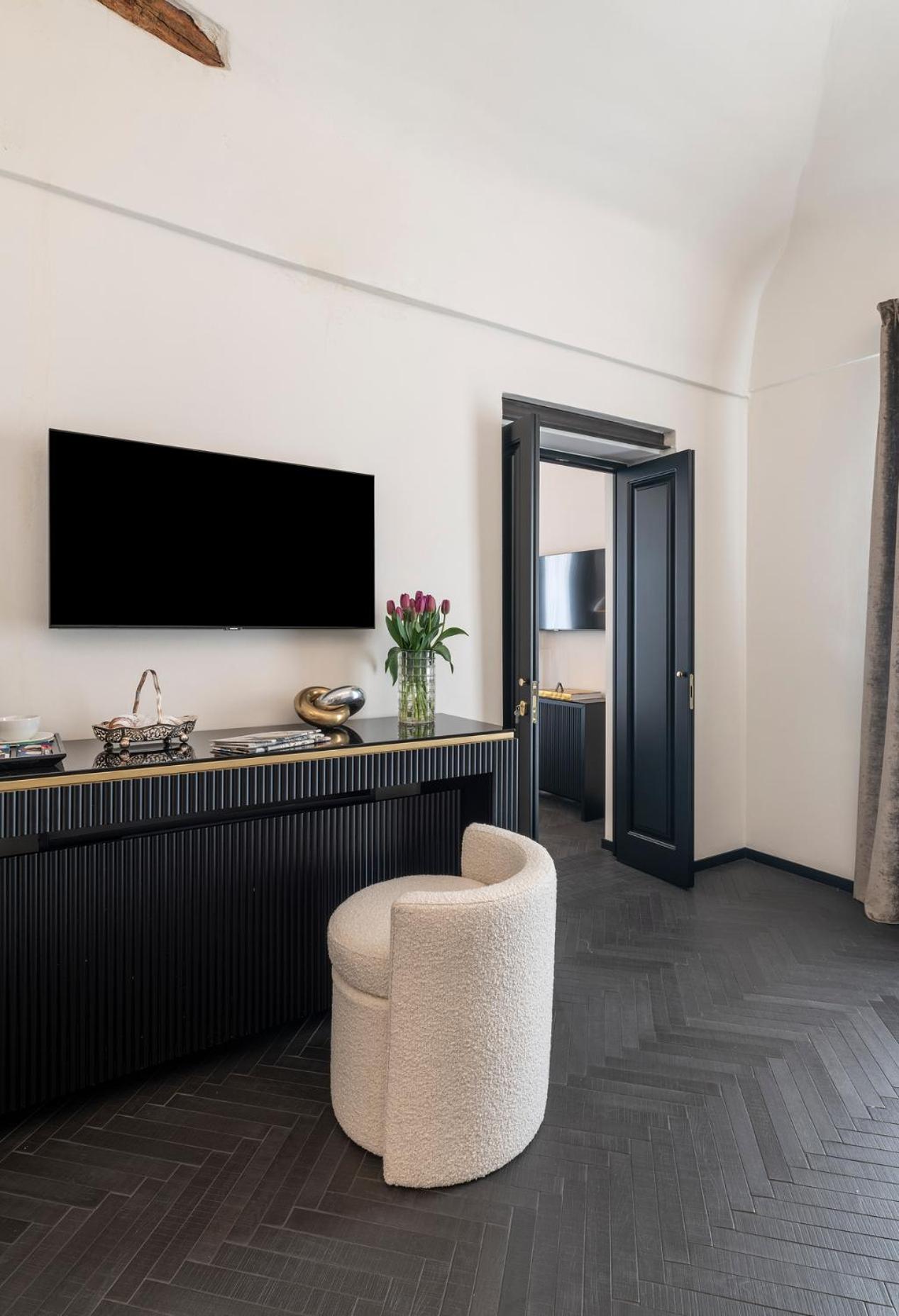 King Suite With Balcony photo 3