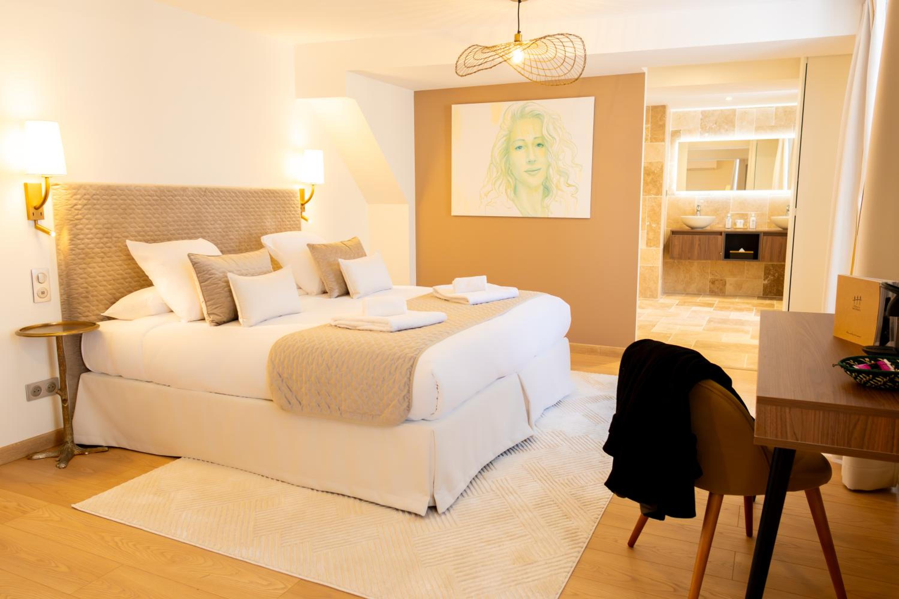 Deluxe Double Room - Photo 8