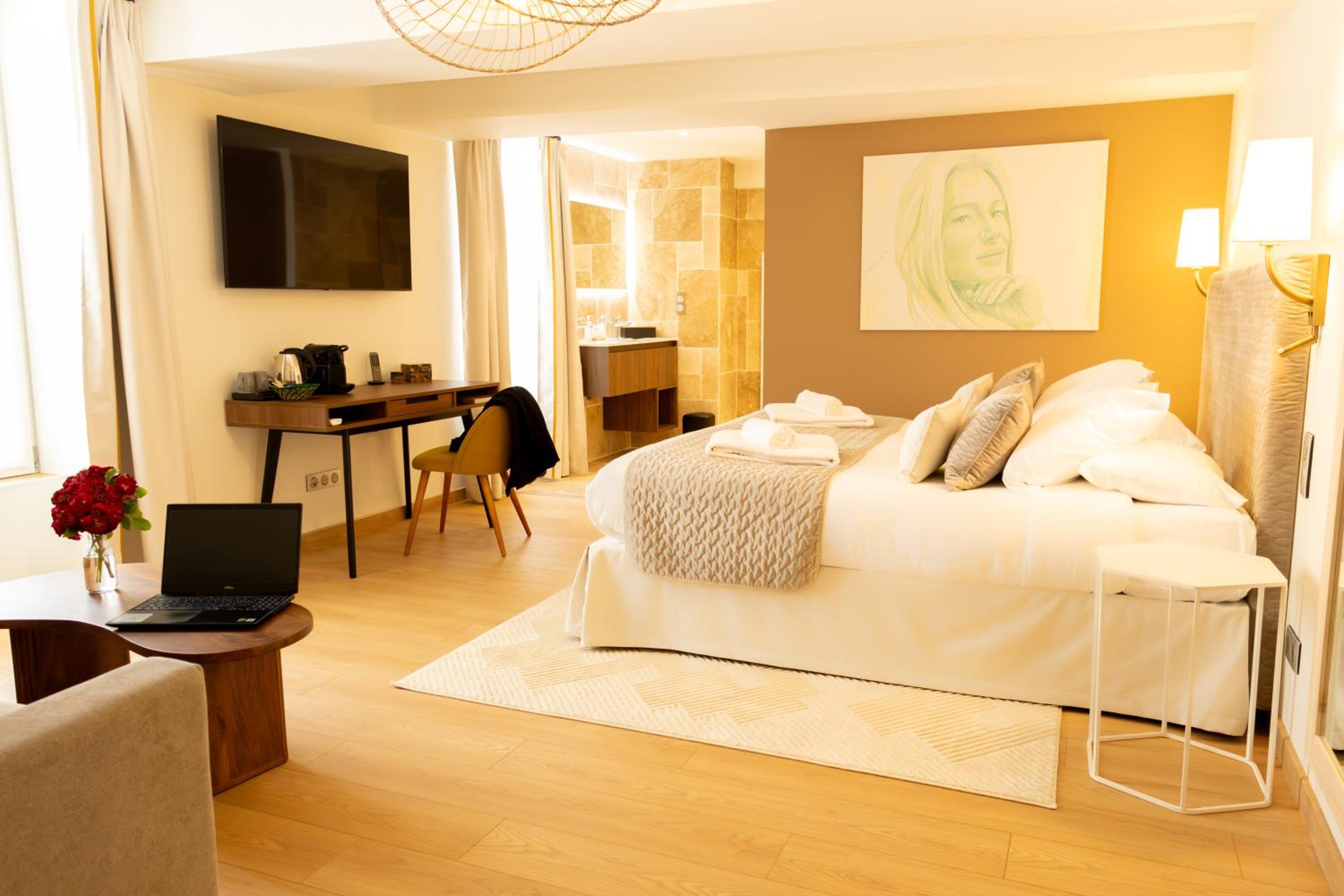 Deluxe Double Room - Photo 9
