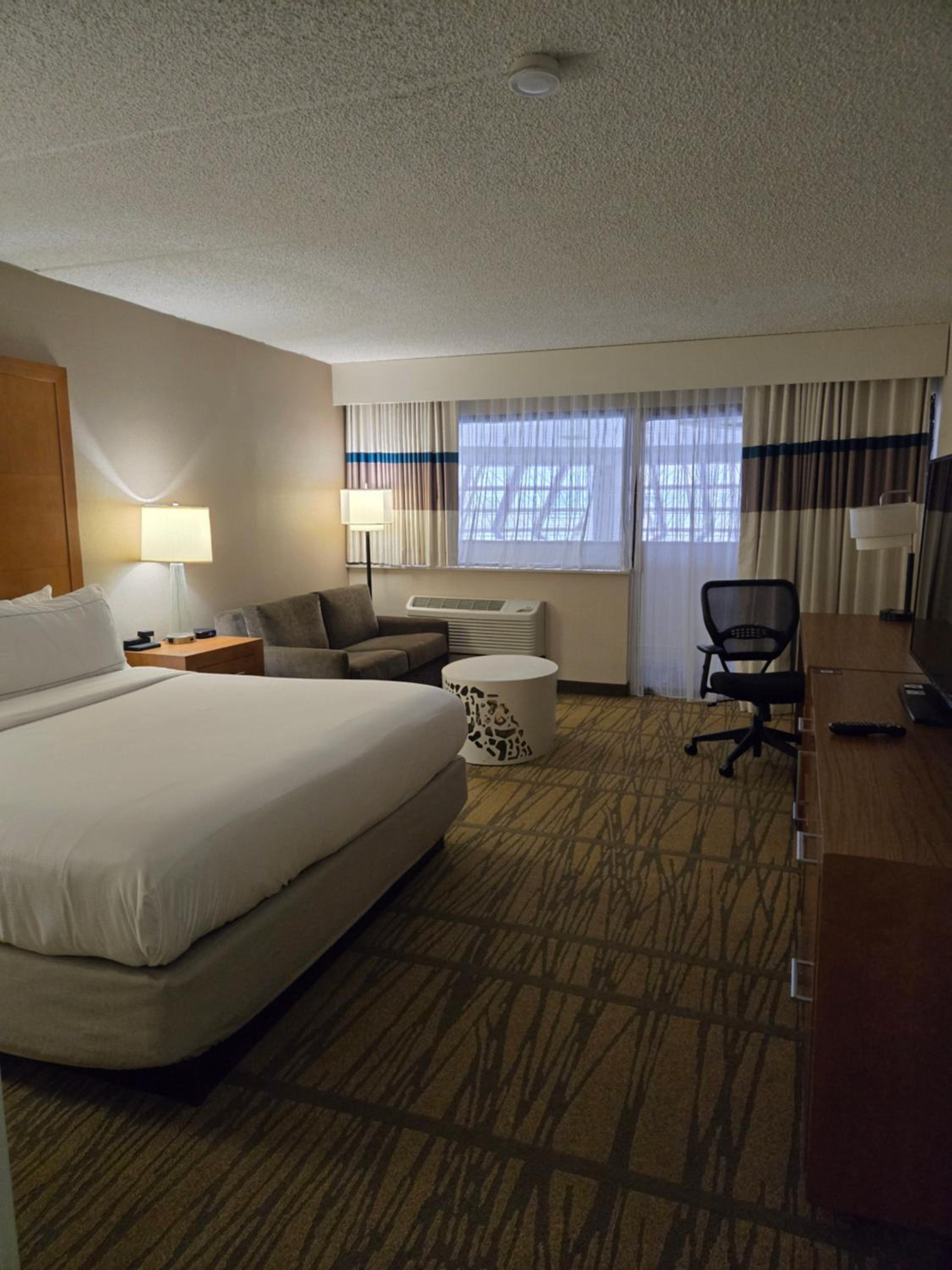 King Room with Bath Tub - Non-Smoking - Photo 1
