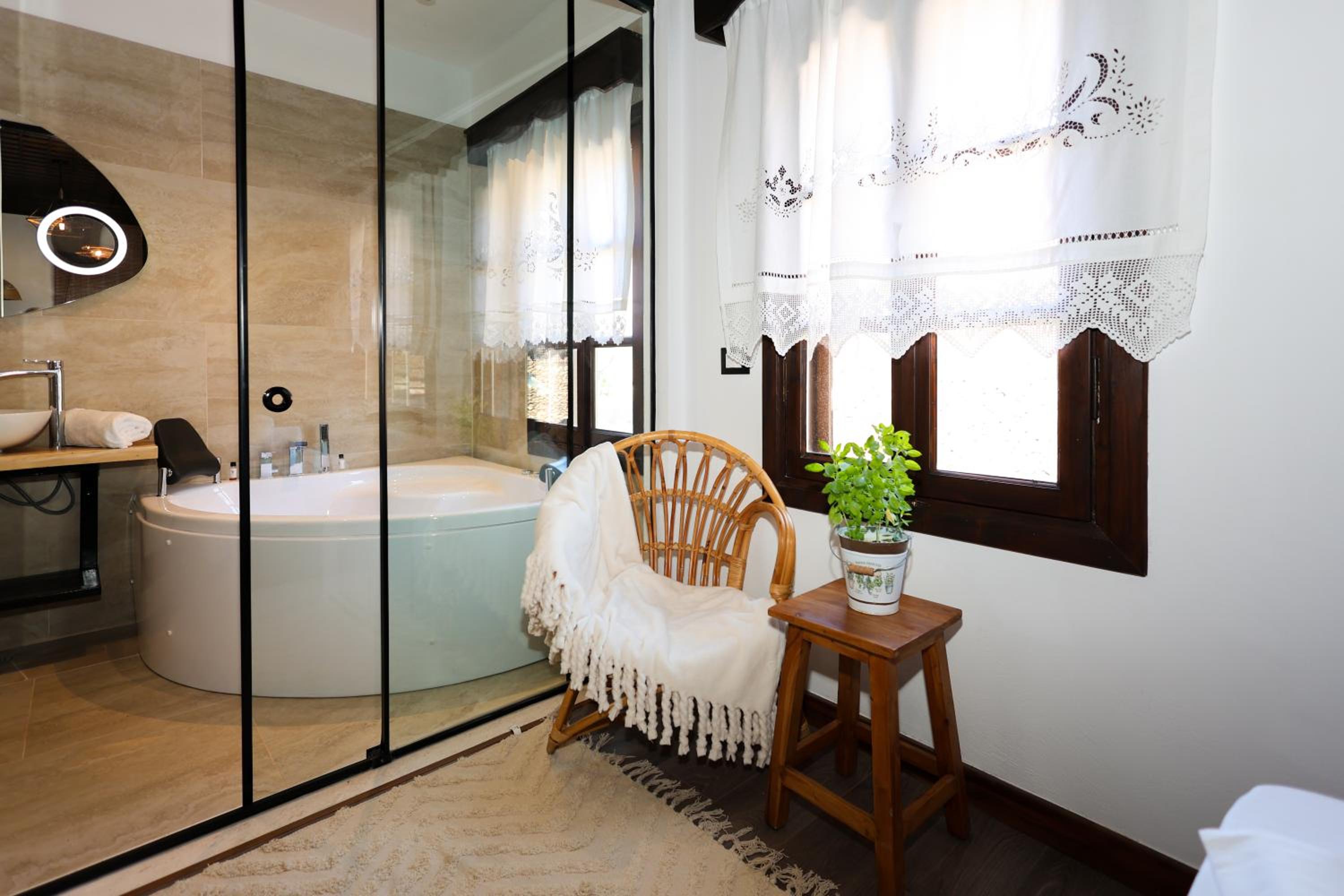 Suite with Hot Tub photo 3