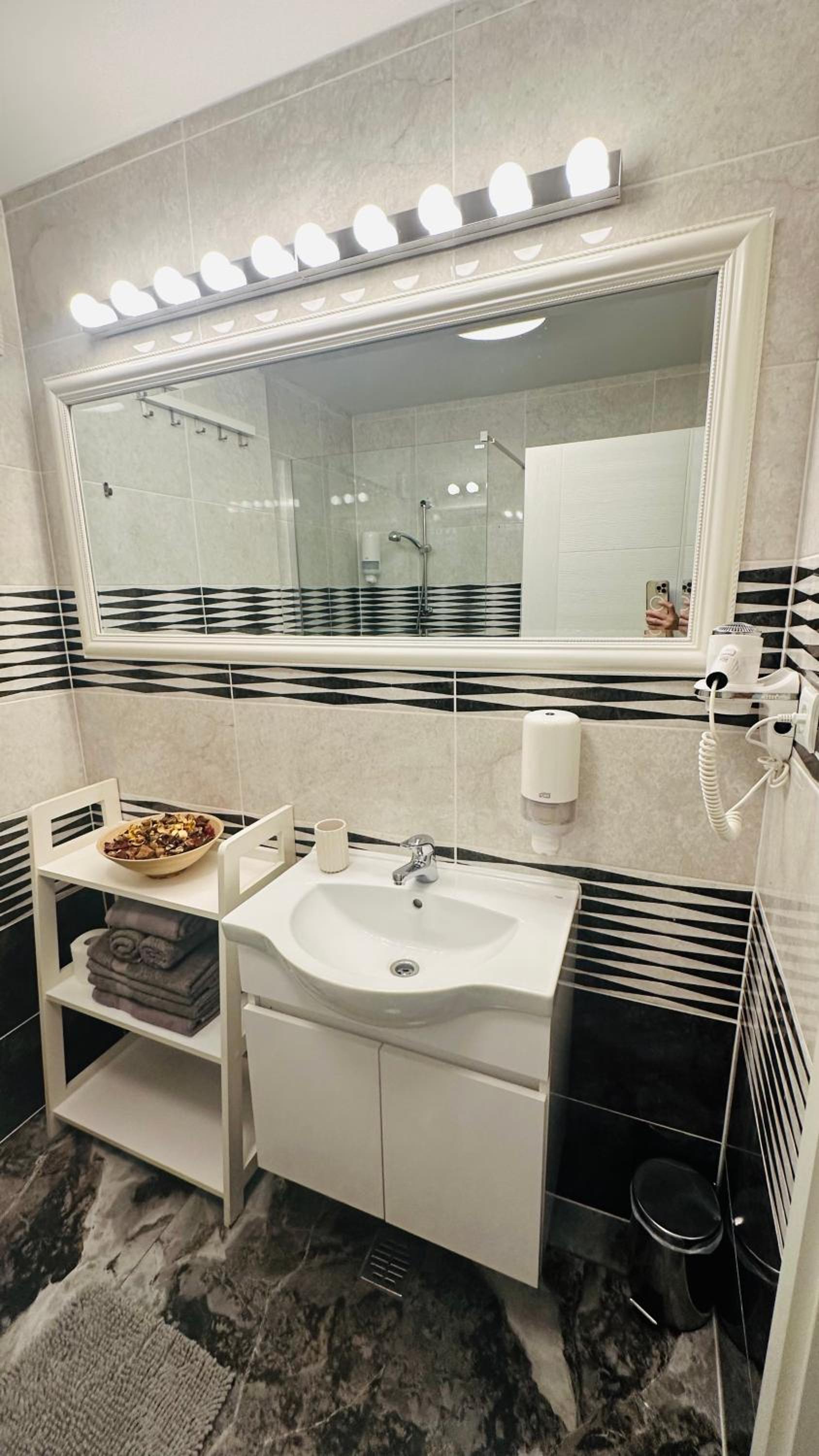 One-Bedroom Apartment - Photo 18