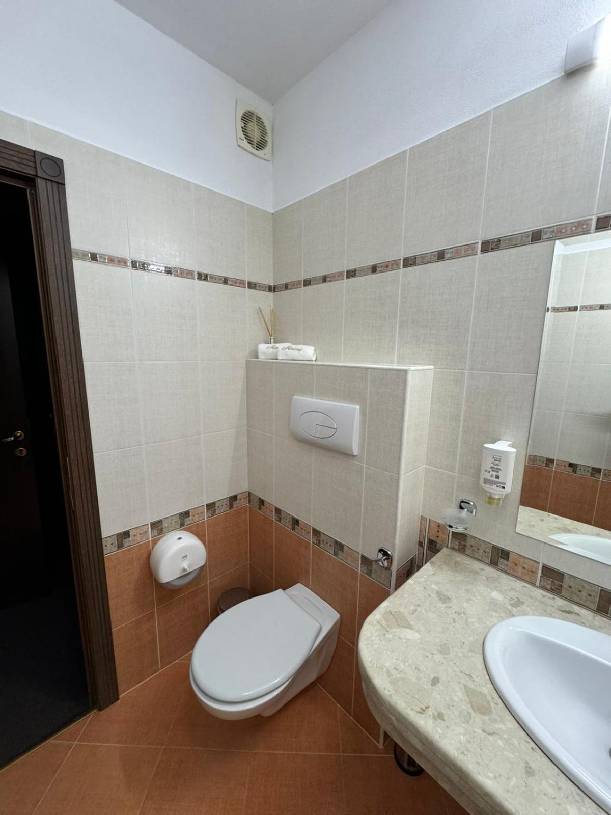 One-Bedroom Apartment - Photo 2