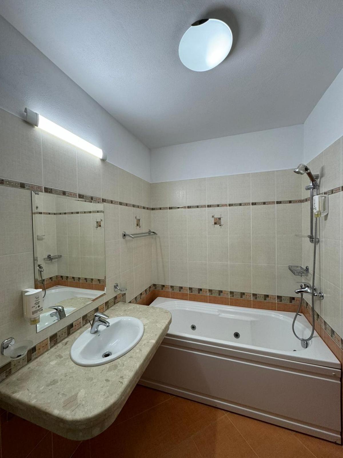 One-Bedroom Apartment - Photo 3