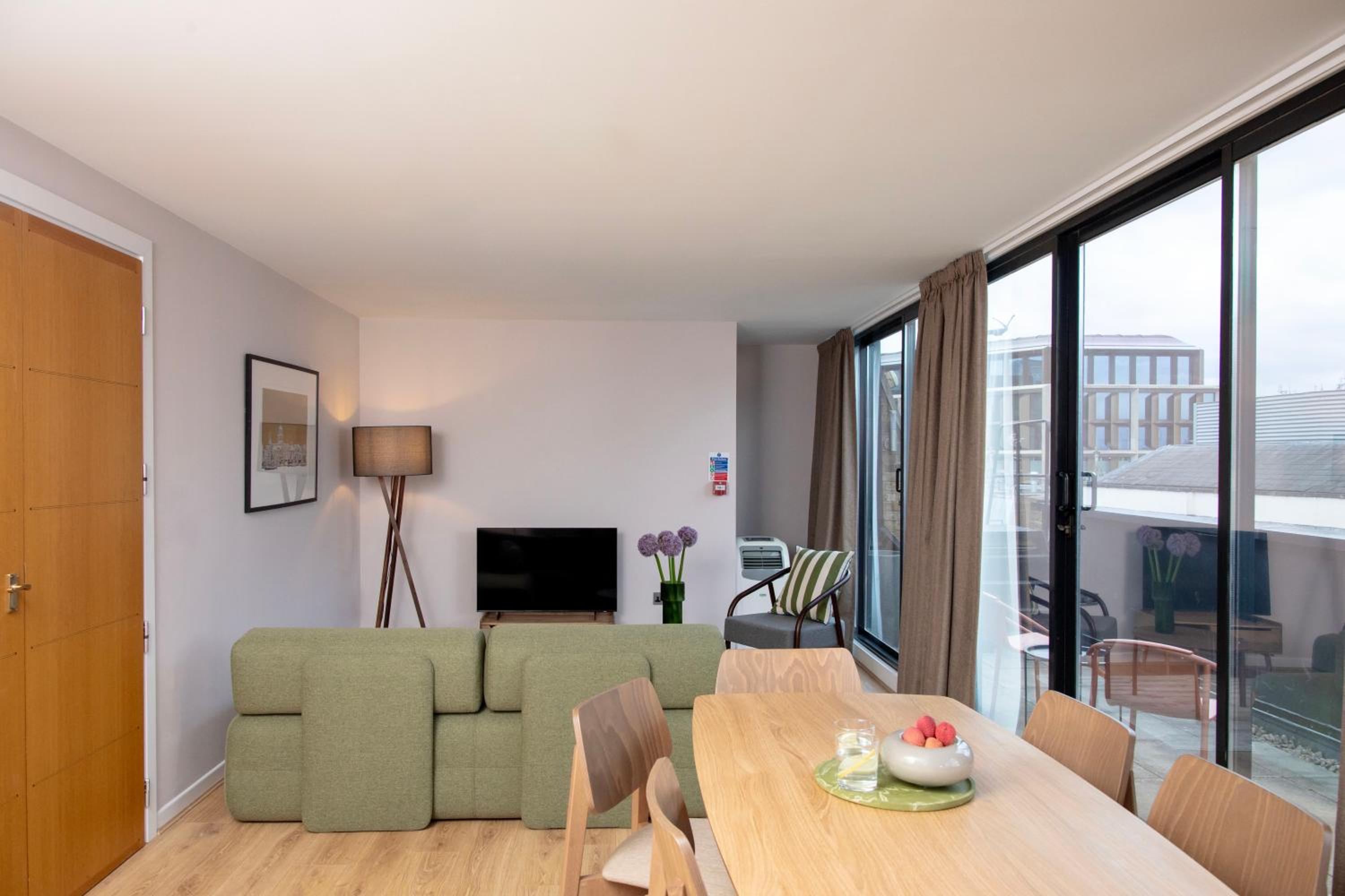 Signature Penthouse with Kitchen - 2 Bedroom - Roof Terrace