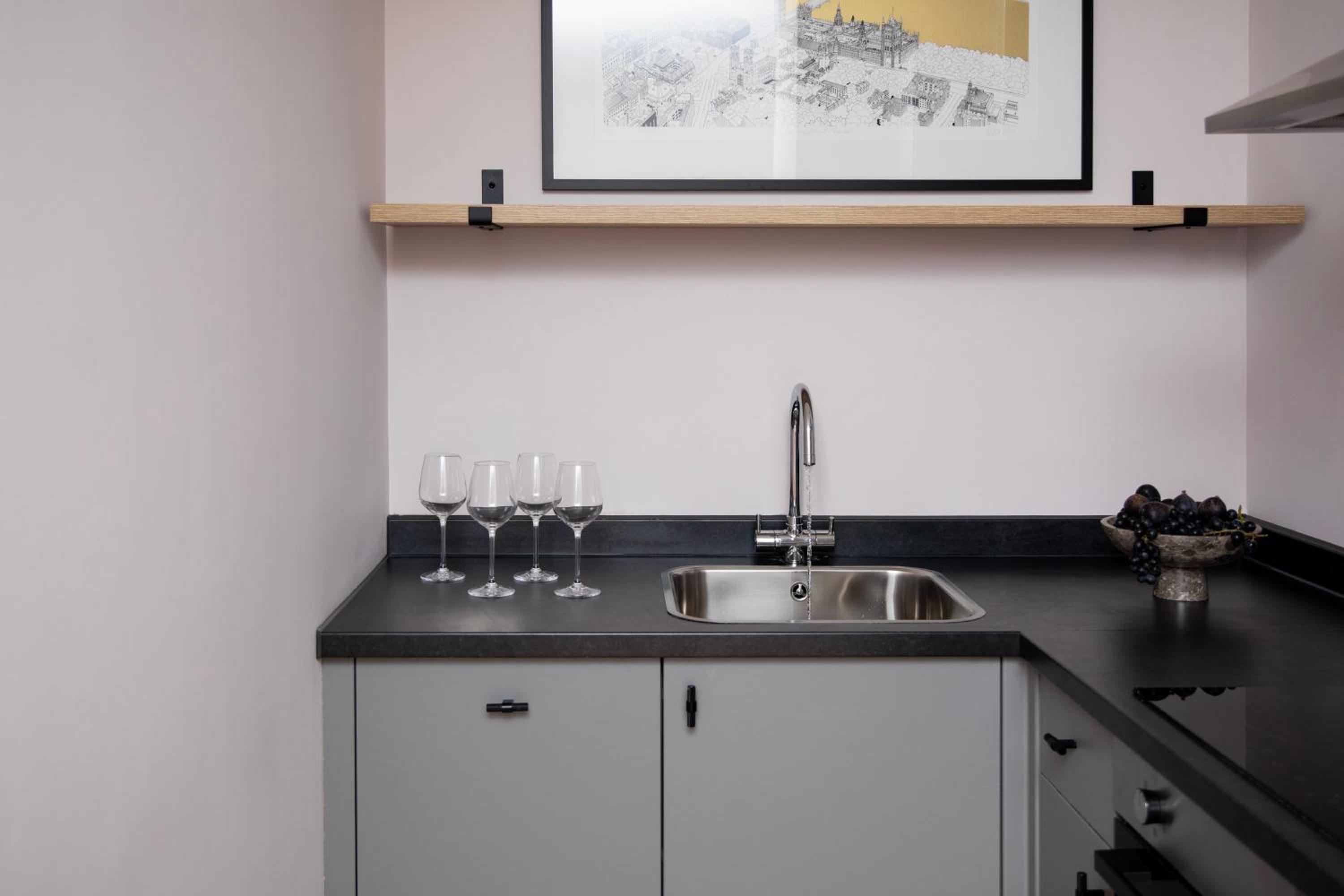 Spacious Studio with Kitchen photo 3