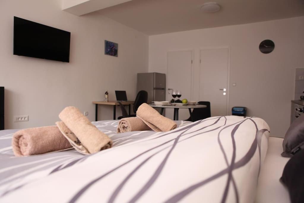 One-Bedroom Apartment photo 2