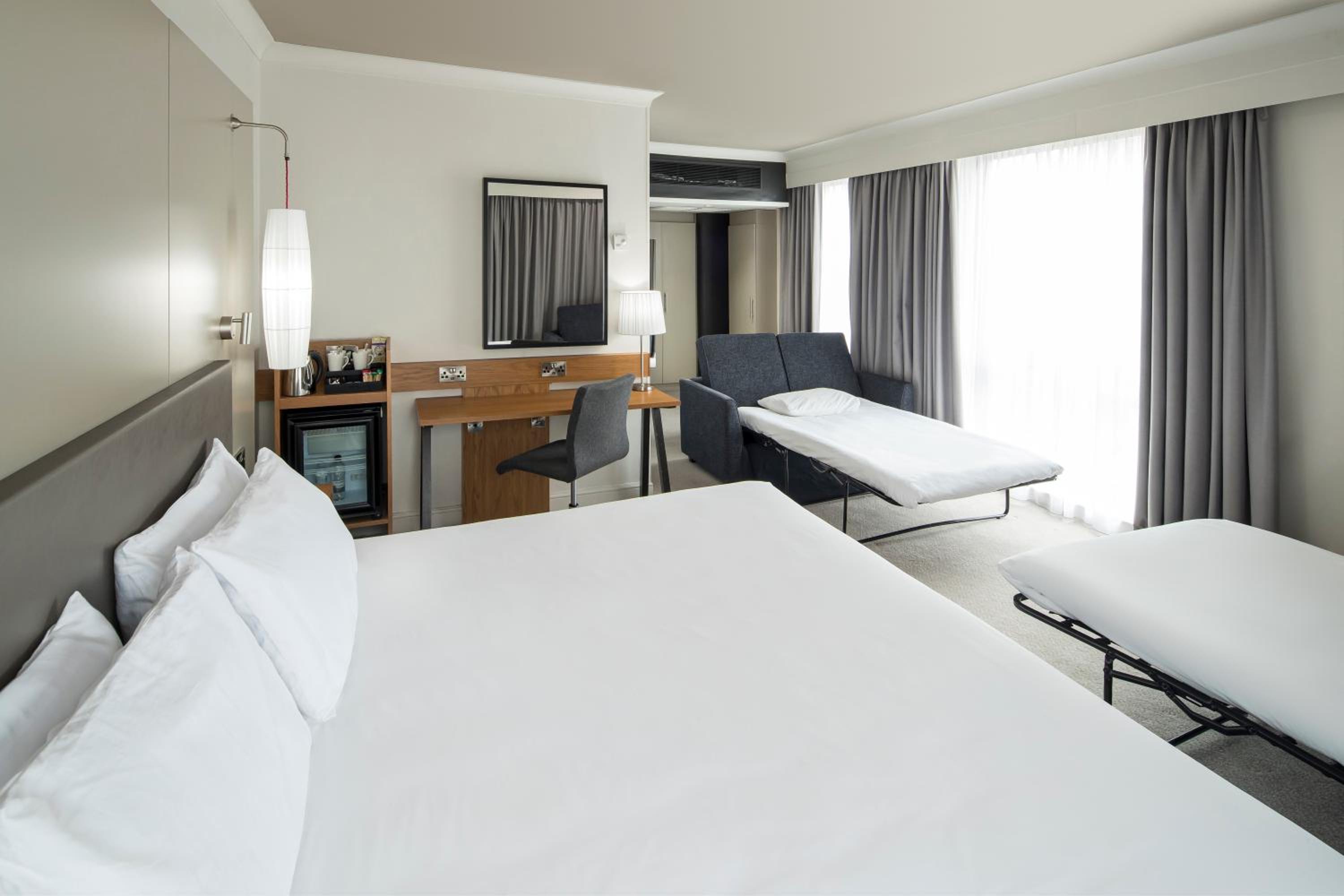 King Room with Sofa Bed - Photo 3