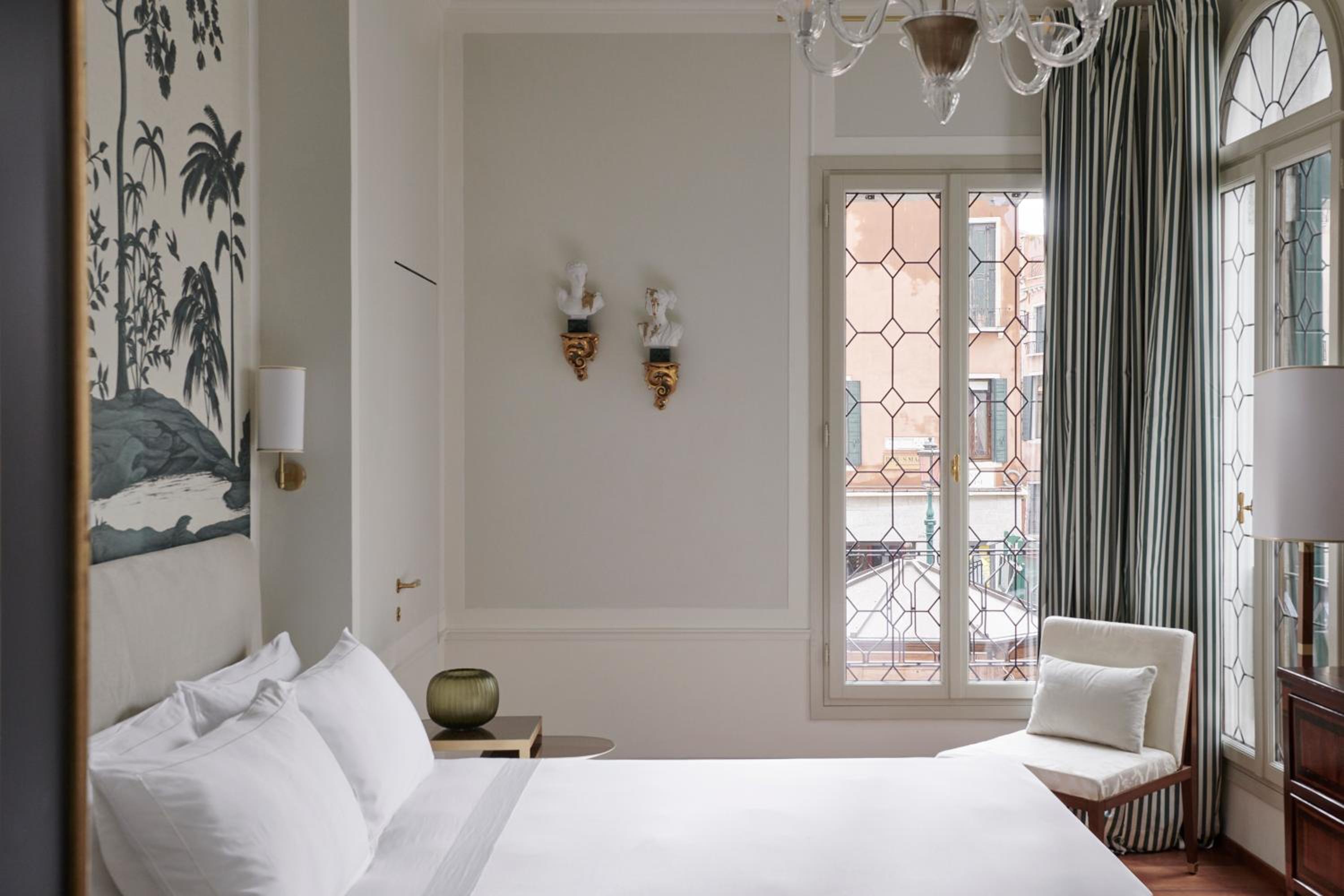 Suite with Balcony and Canal View photo 1