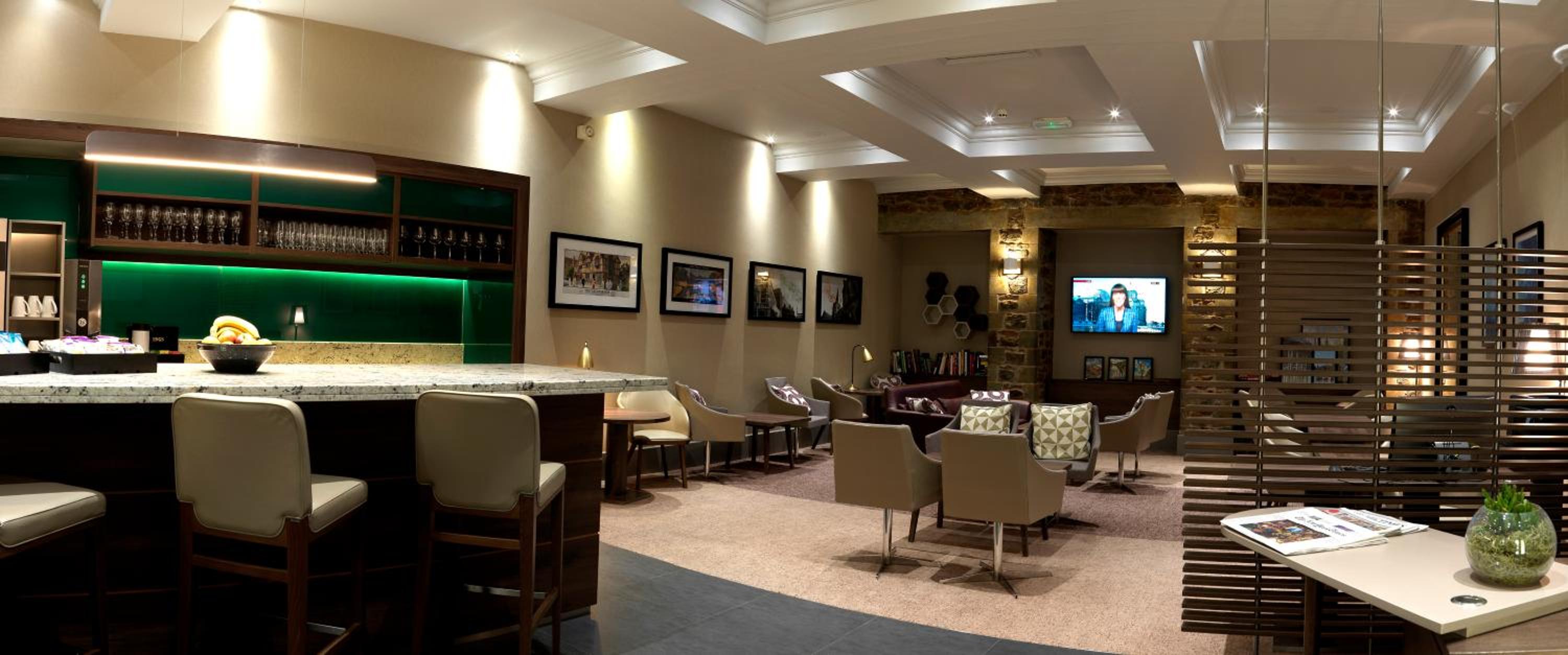 Premium King Room with Stratford View - Lounge Access - Photo 4