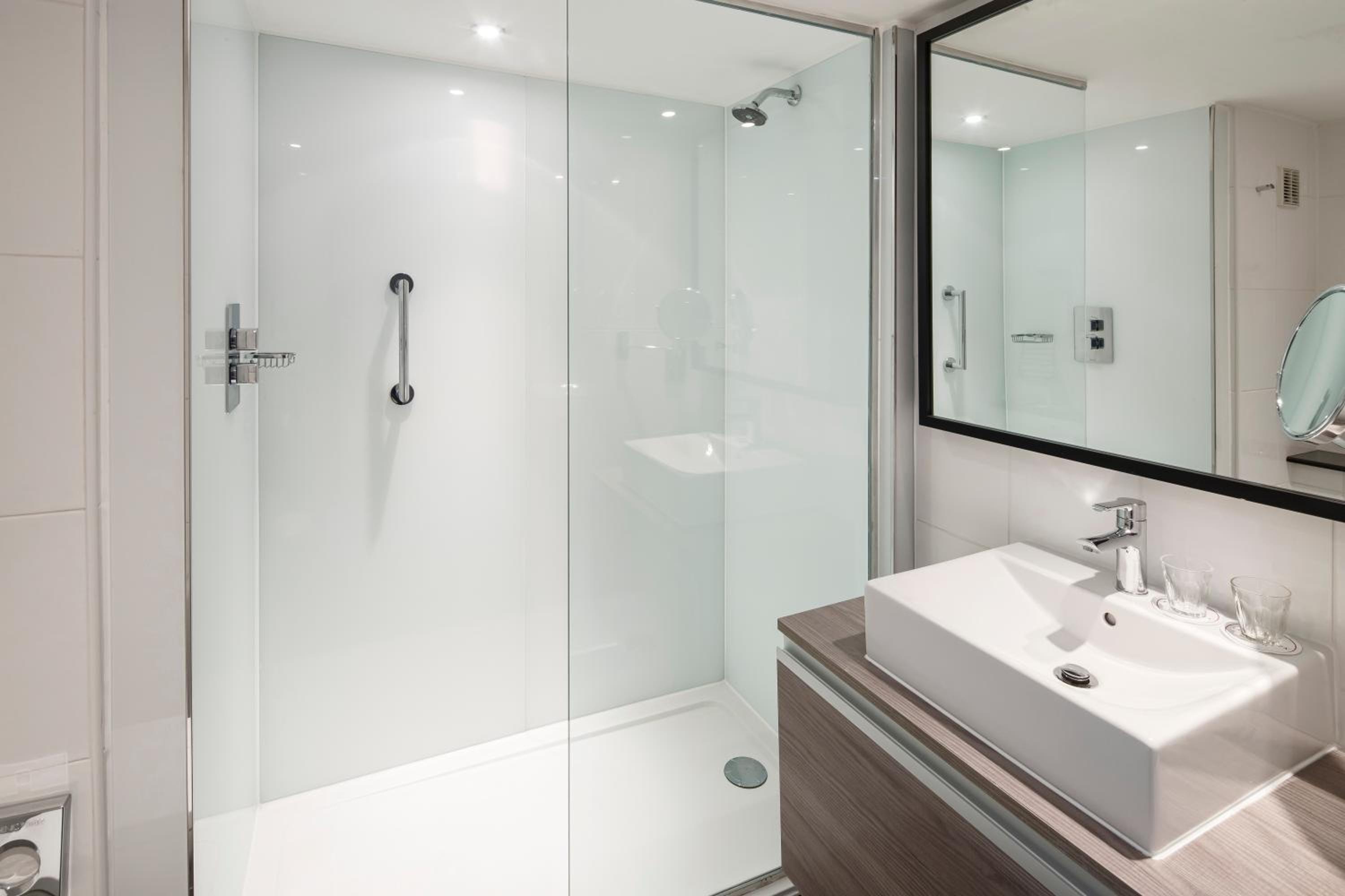 Premium King Room with Stratford View - Lounge Access - Photo 6