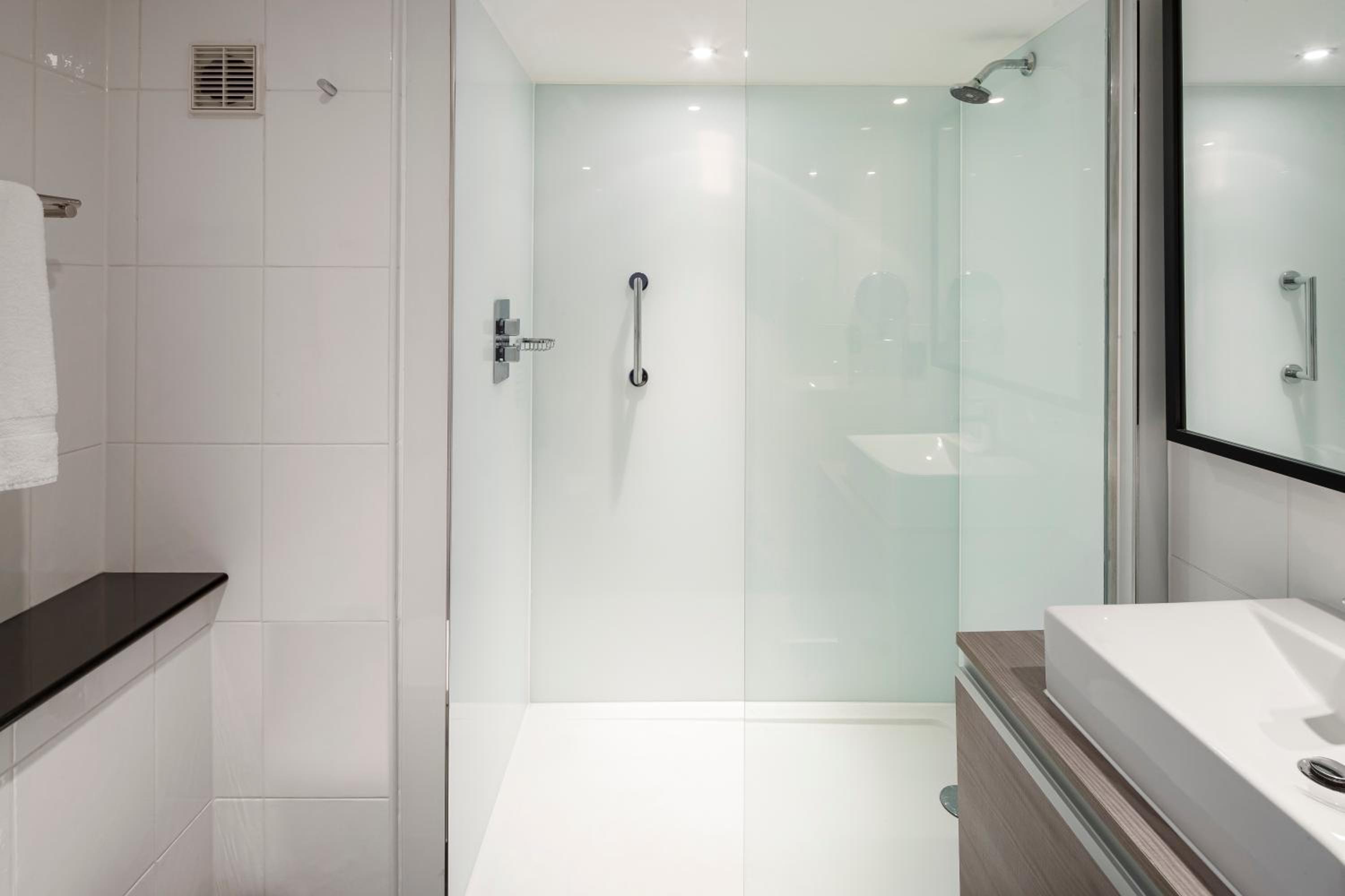 Premium King Room with Stratford View - Lounge Access - Photo 5
