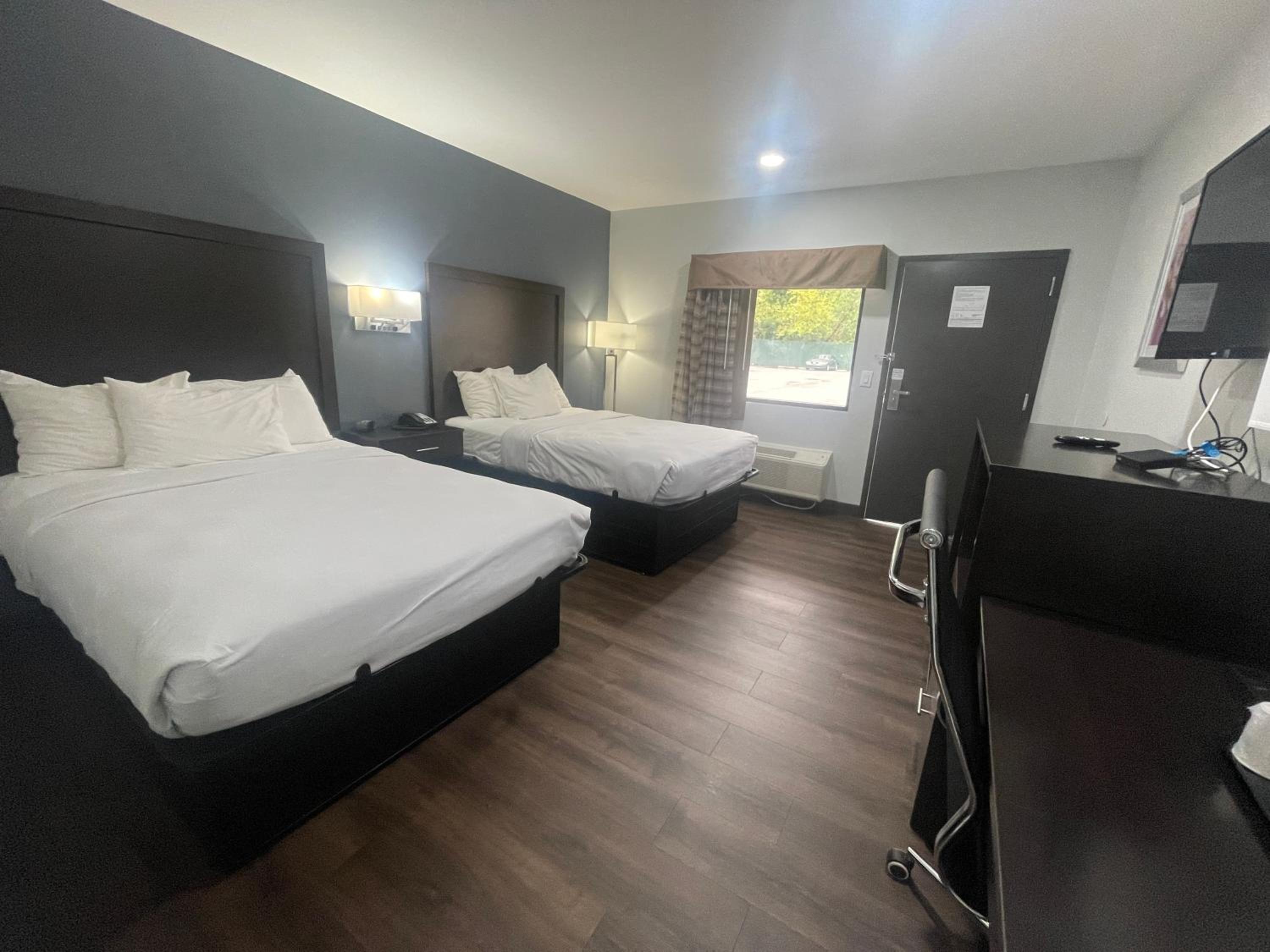 Standard Double Room with Two Double Beds - Non-Smoking - Photo 4