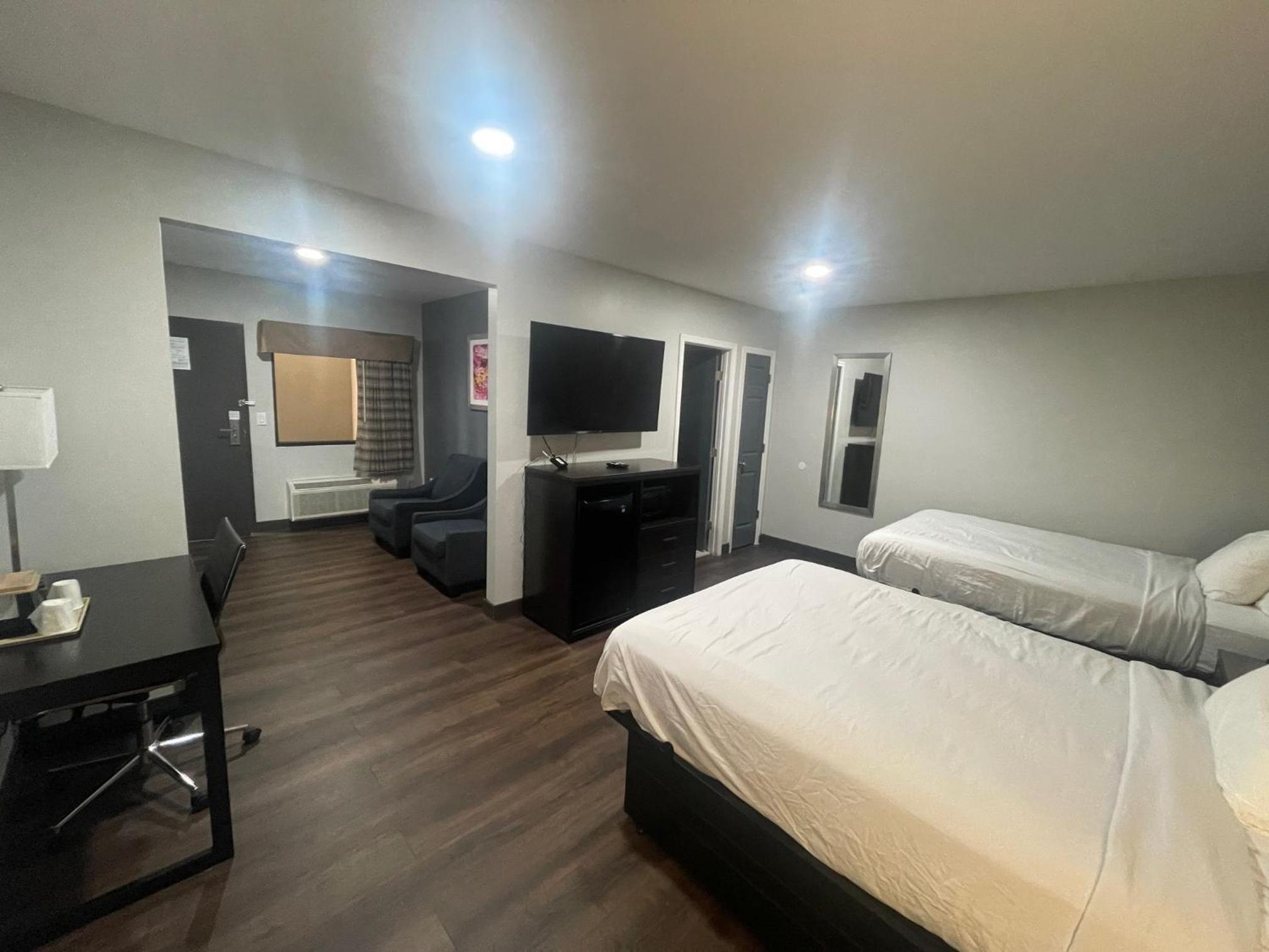 Suite with Two Double Beds - Non Smoking photo 1