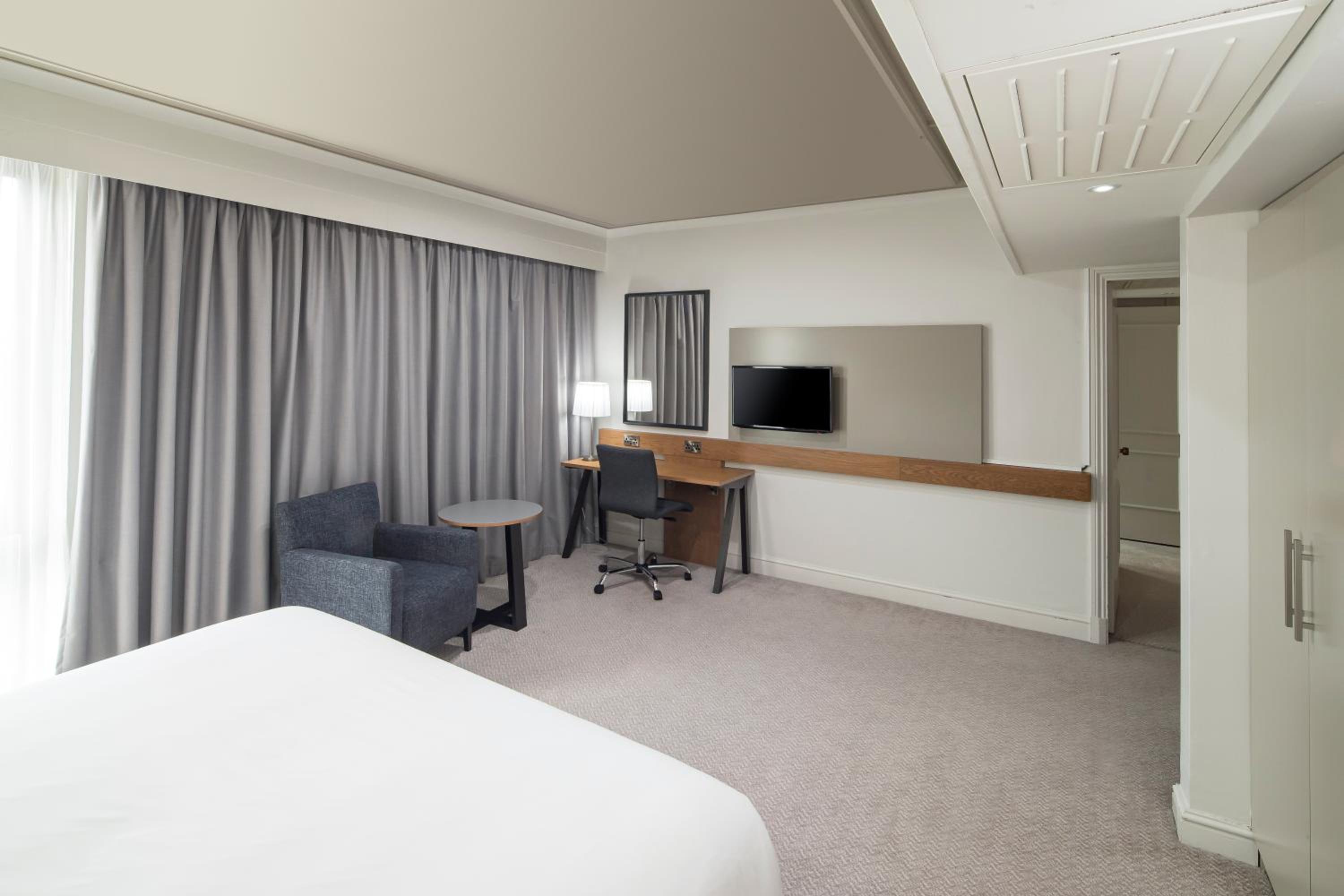 One-Bedroom King Suite with Lounge Access - Photo 1