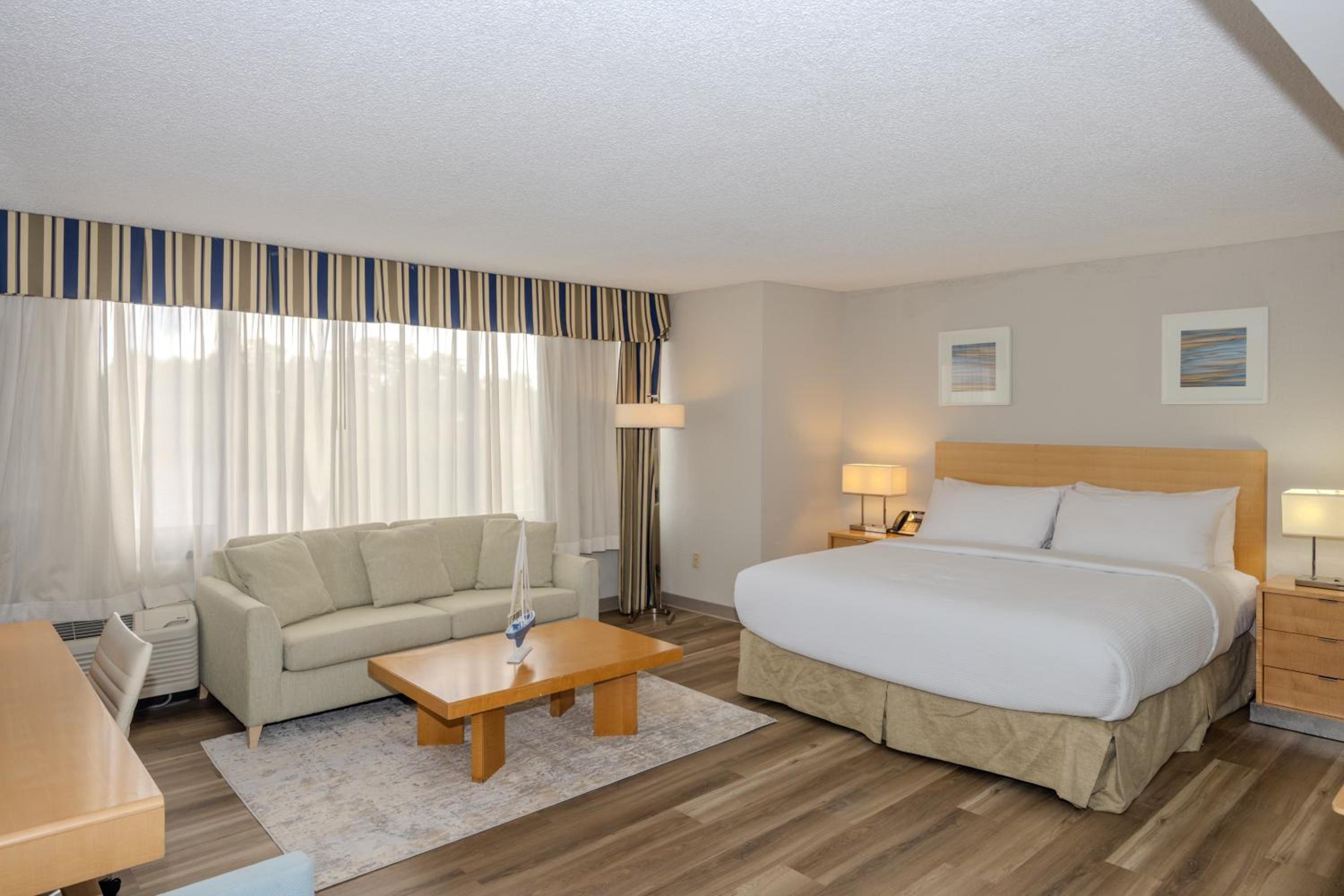 King Room with Sofa Bed - Non-Smoking photo 1