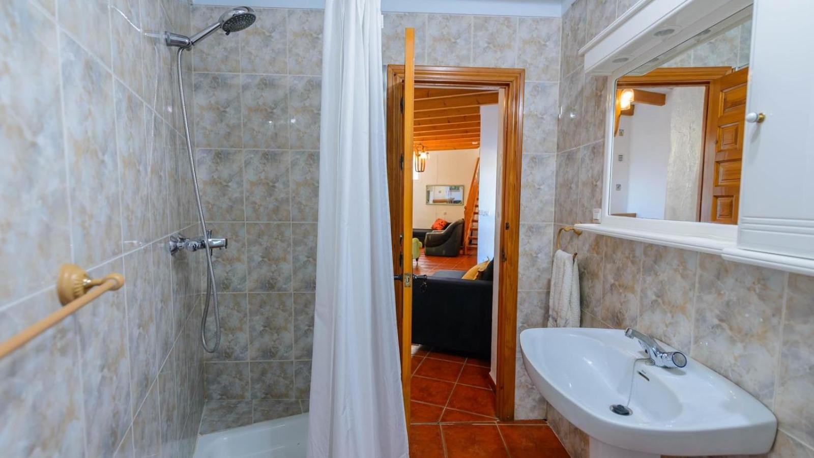 Seven-Bedroom House photo 3