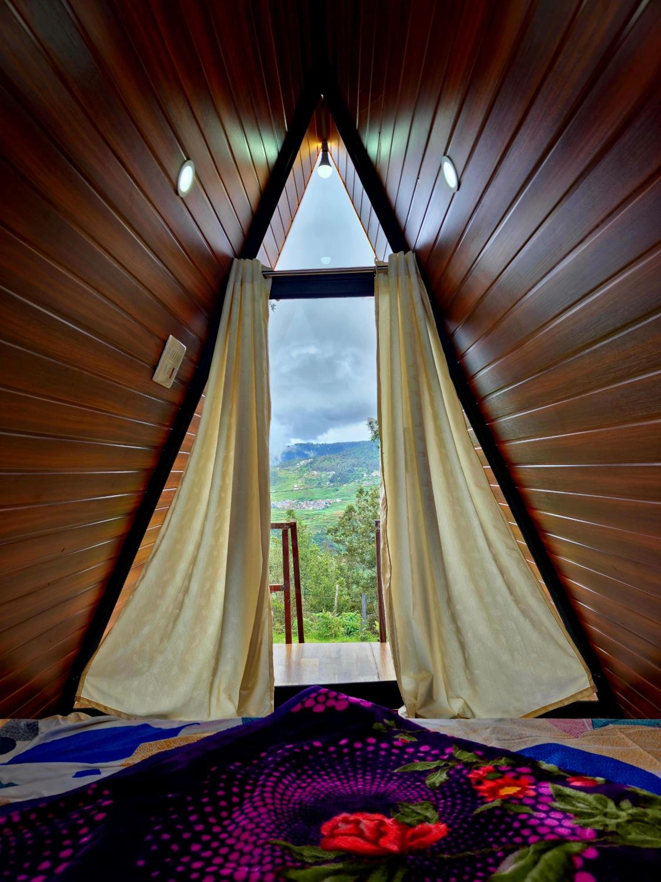 Deluxe Double Room (2 Adults + 1 Child)