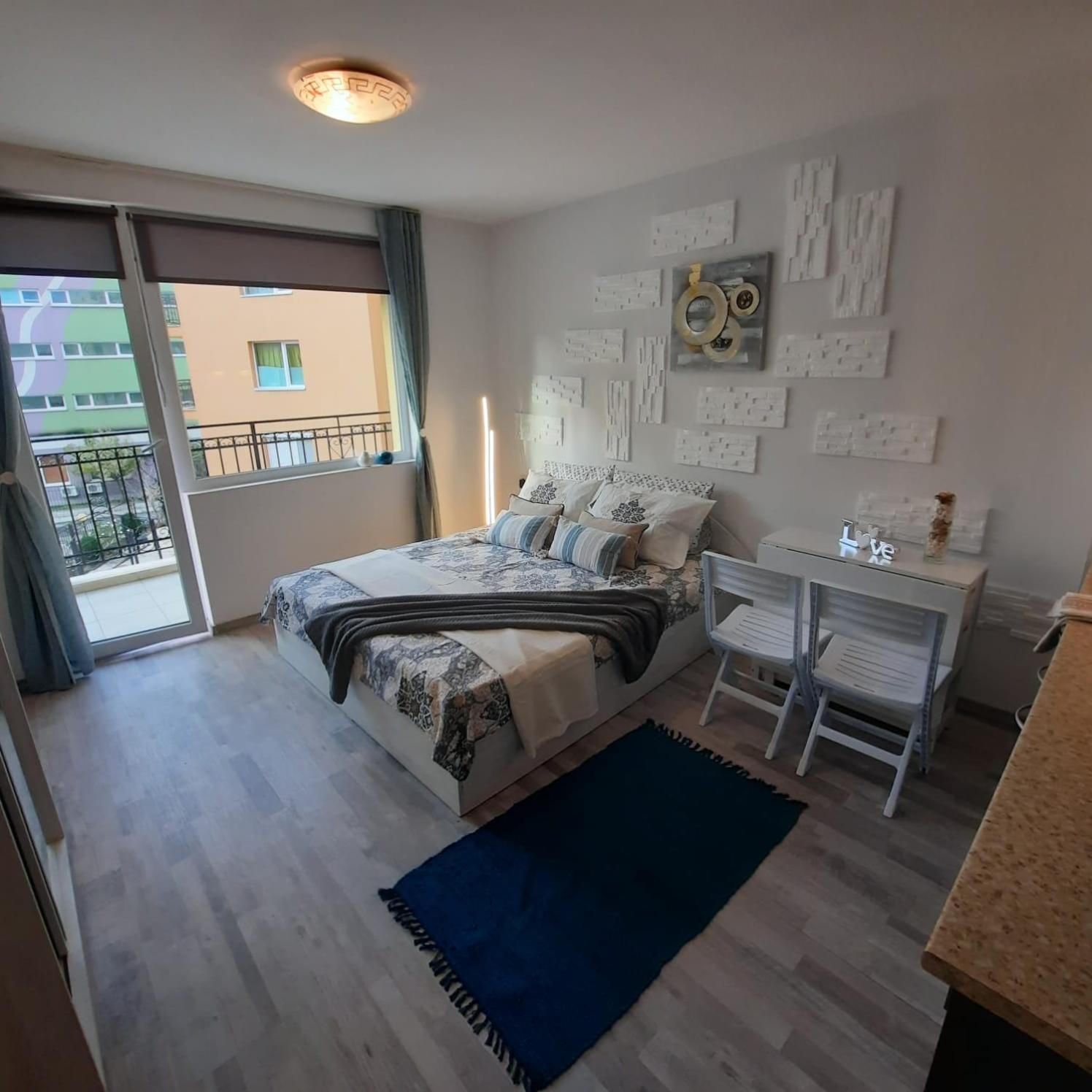 One-Bedroom Apartment photo 1
