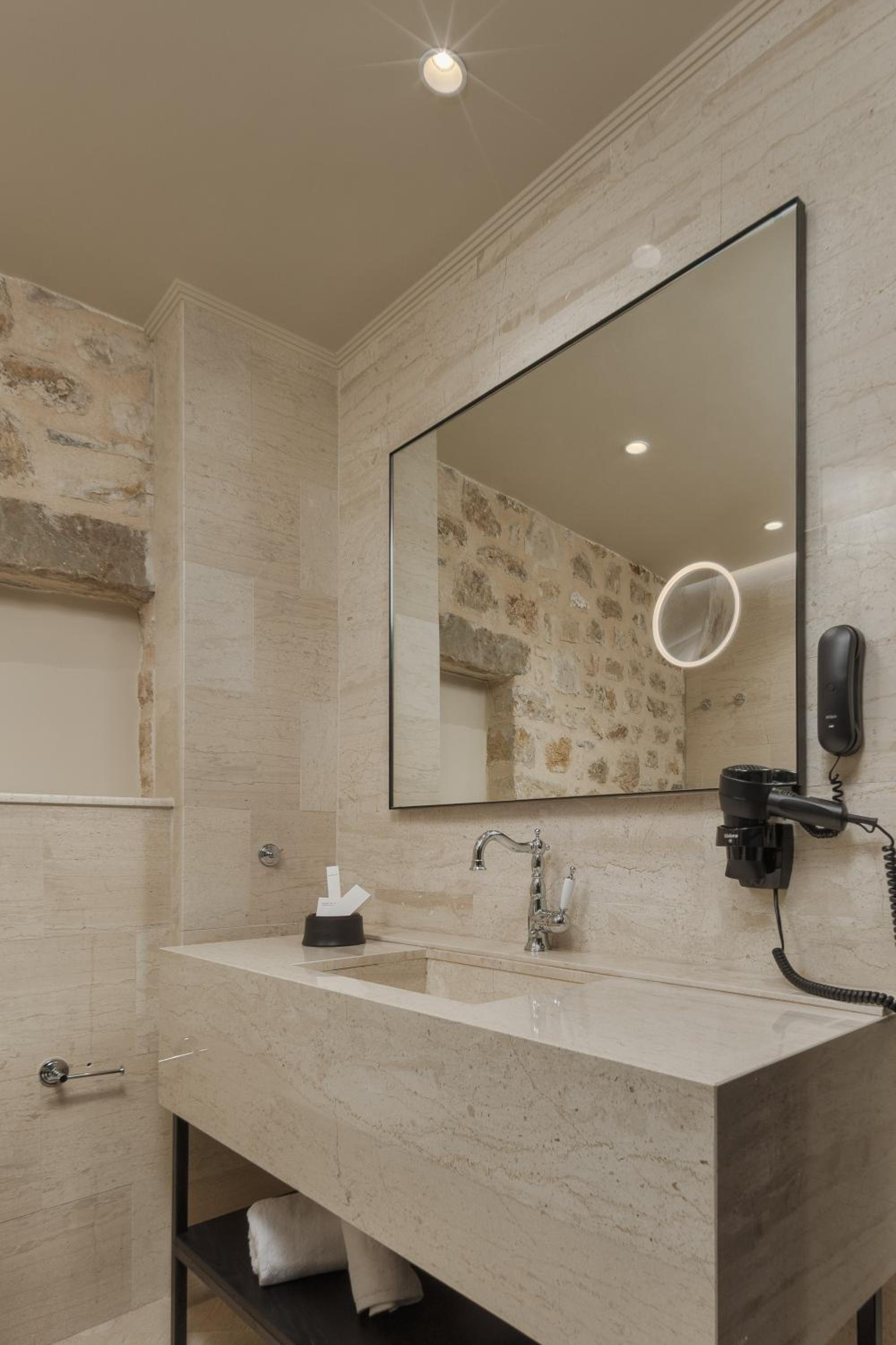 Treasure Room with Bathtub photo 2
