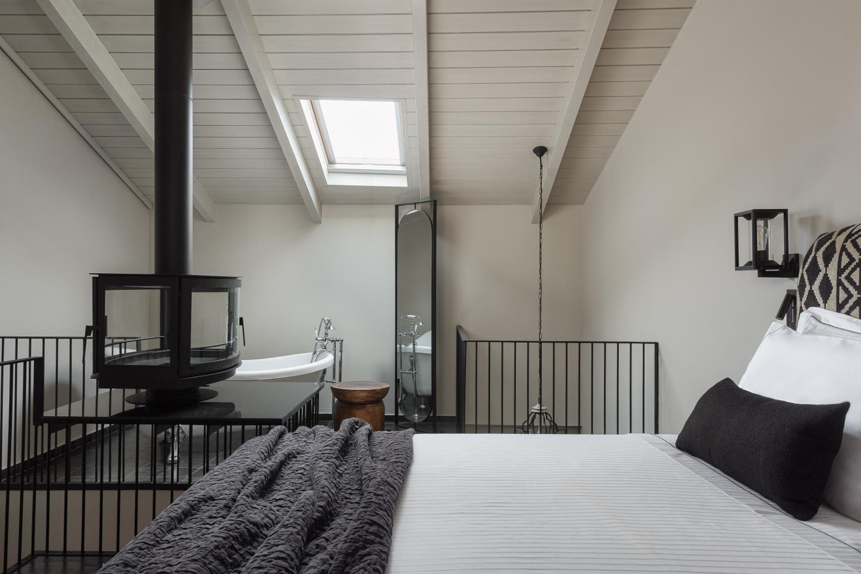 Gem Loft with Bathtub & Fireplace