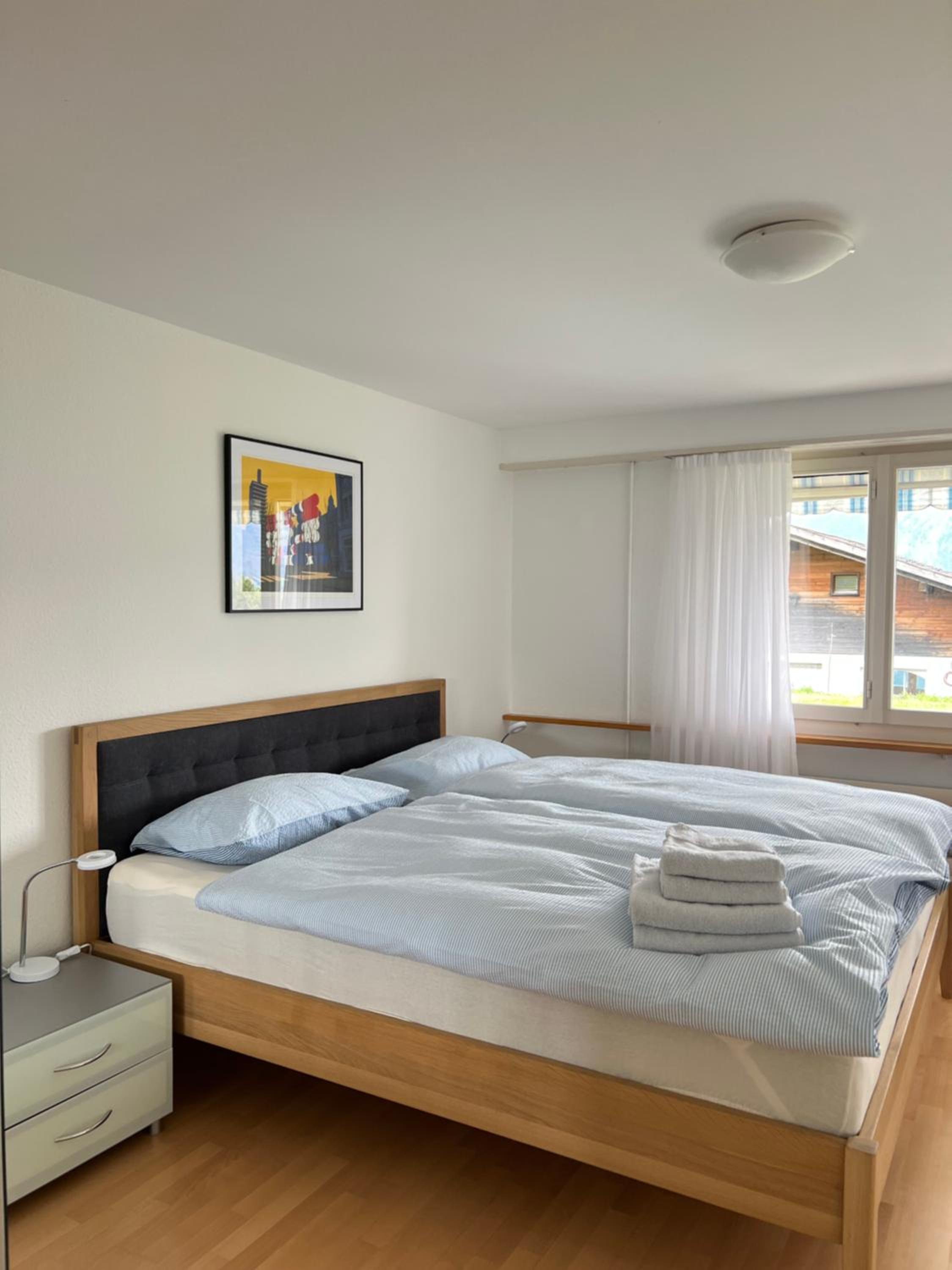One-Bedroom Apartment with Balcony and Mountain View   photo 1