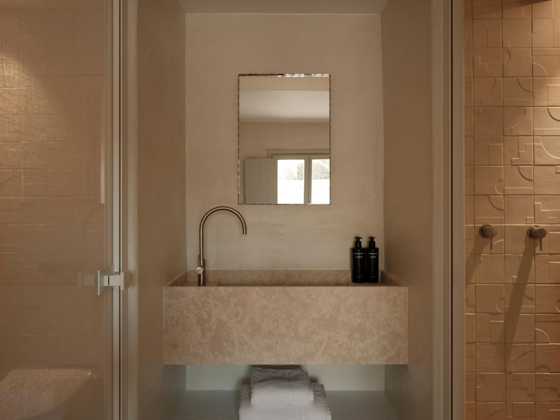 Deluxe Suite with Spa Bath photo 2