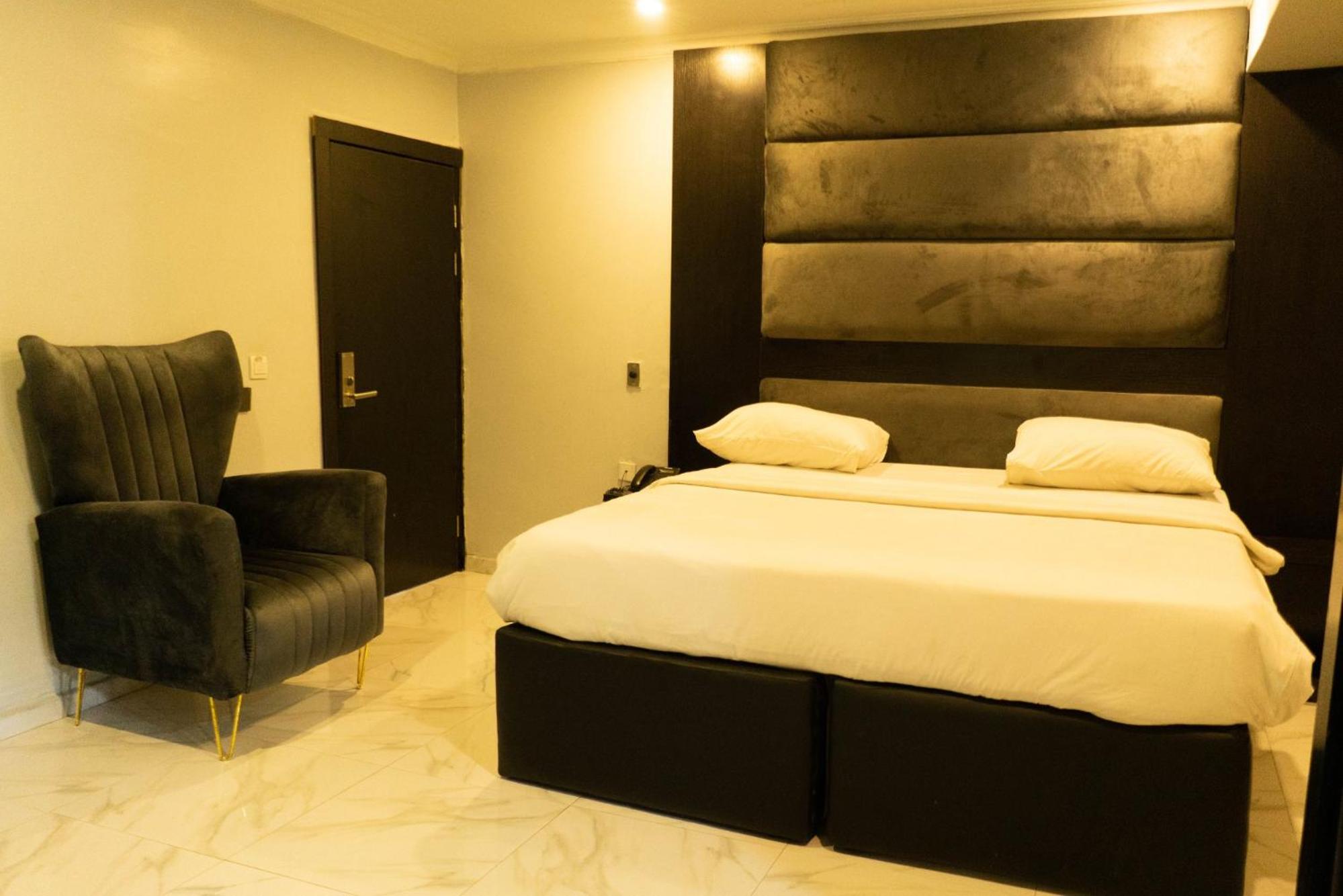 Deluxe Double Room (2 Adults + 1 Child)