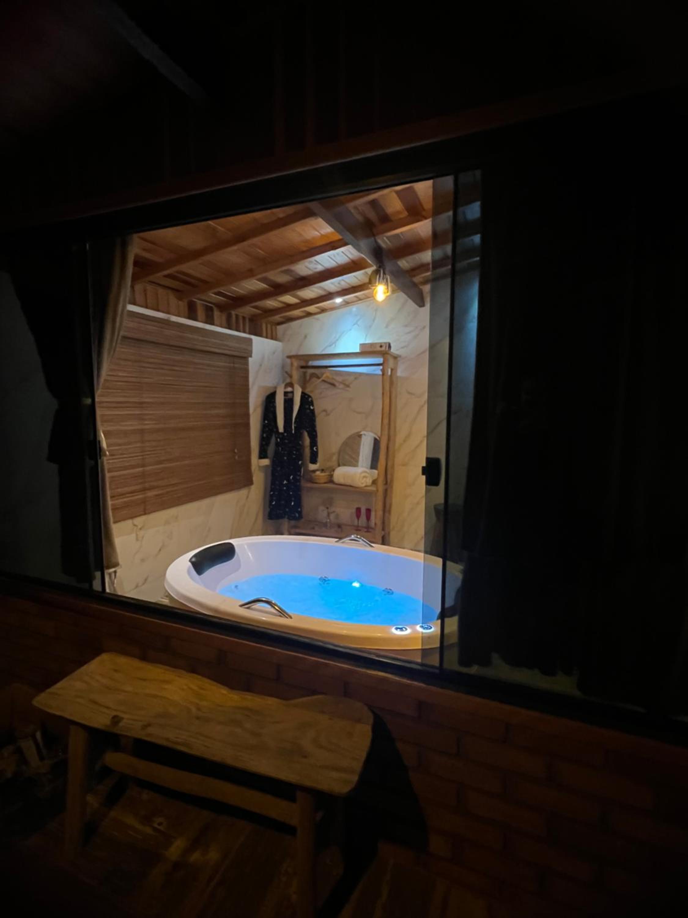 Suite with Hot Tub photo 2