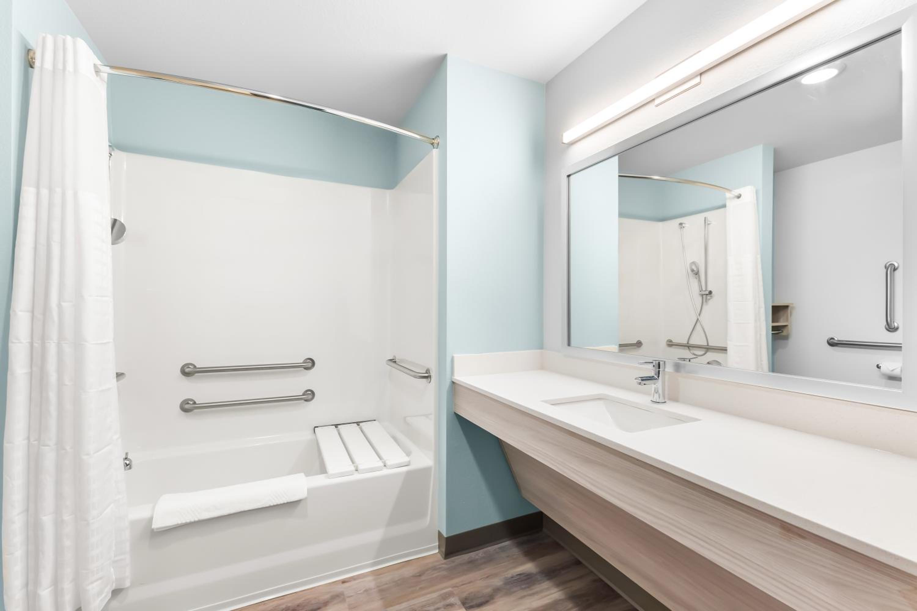 Queen Suite with Two Queen Beds and Tub - Disability Access/Non Smoking - Photo 2
