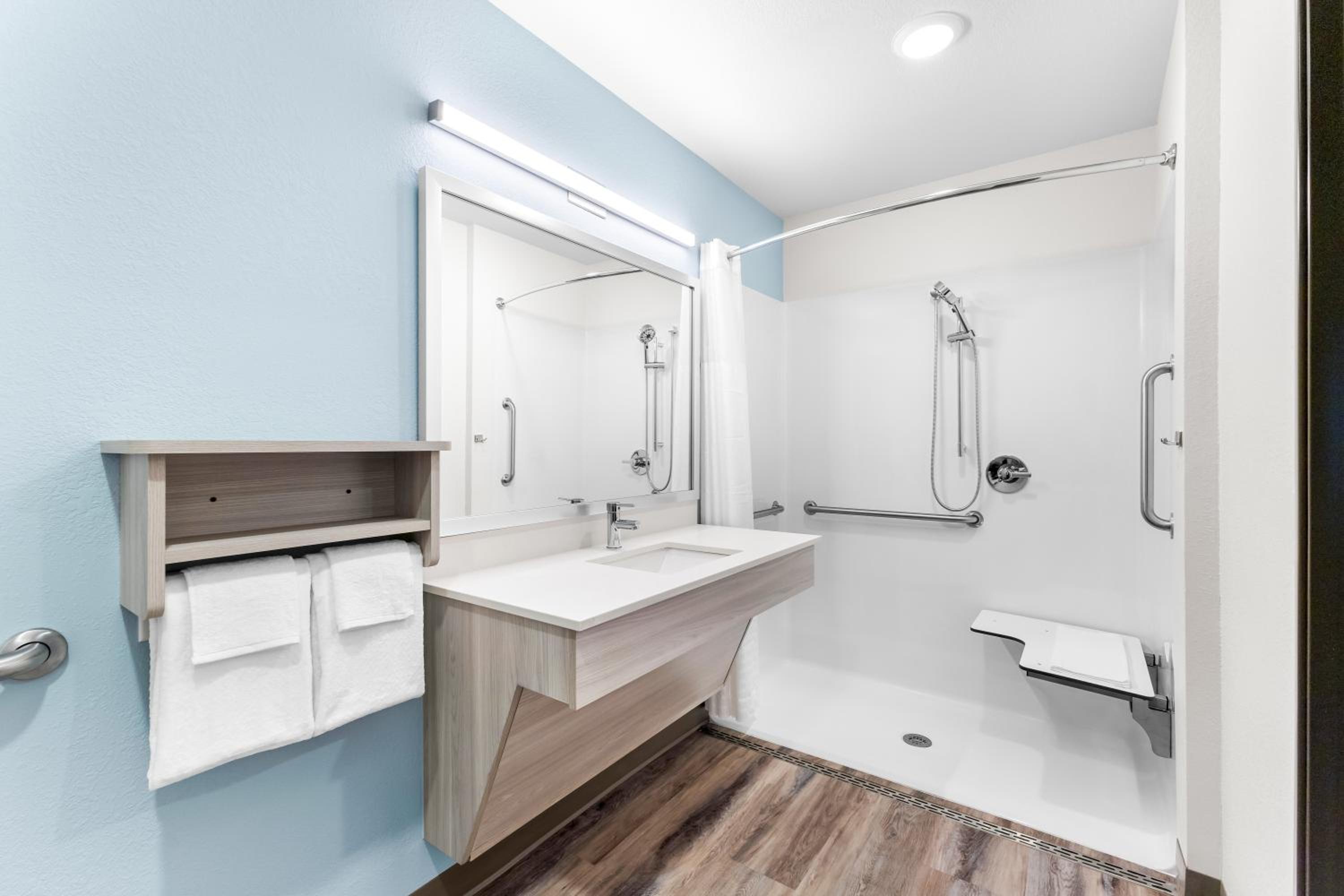 Queen Suite with Roll-In Shower - Disability Access/Non Smoking - Photo 3
