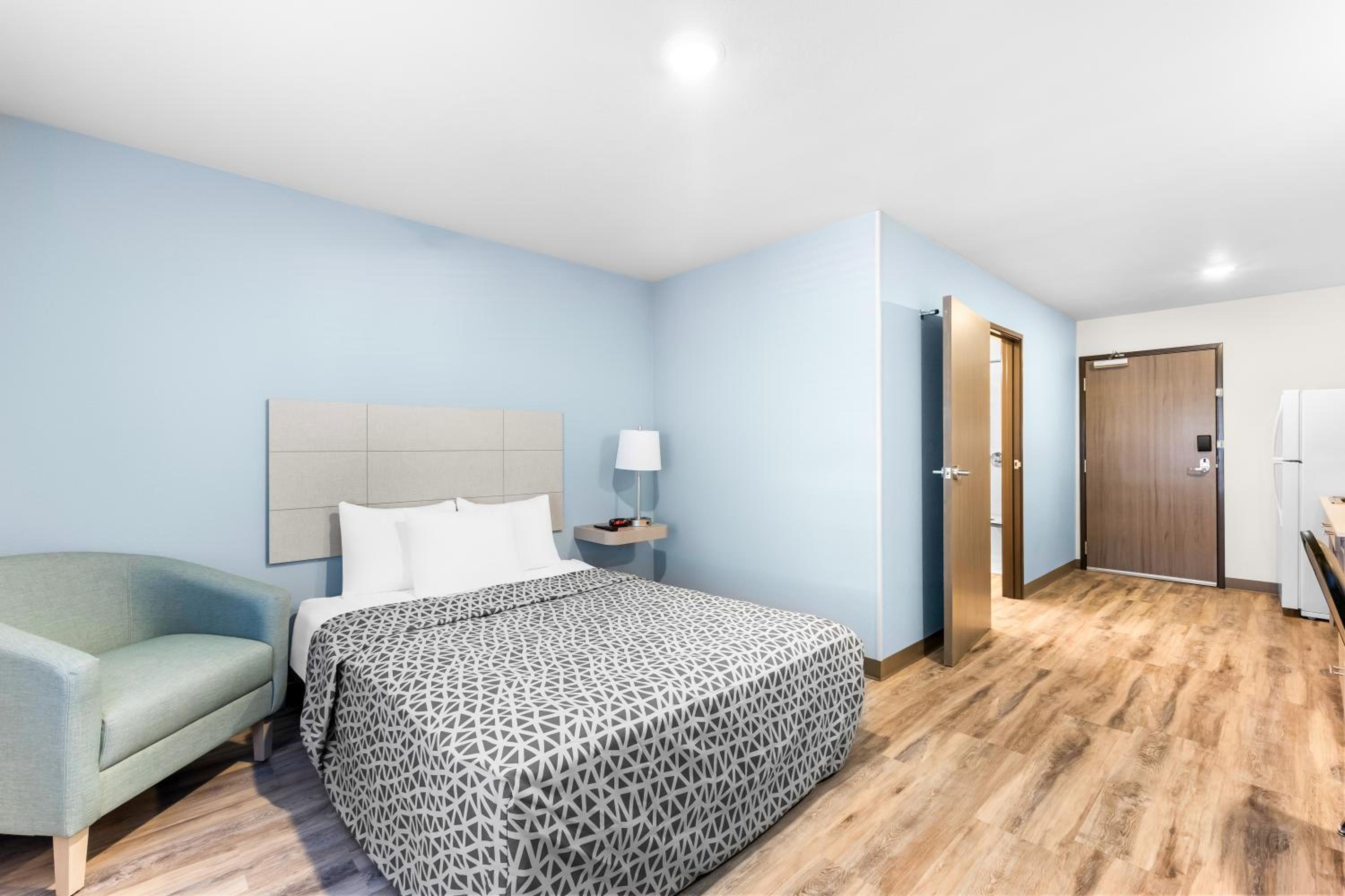 Queen Suite with Roll-In Shower - Disability Access/Non Smoking - Photo 5