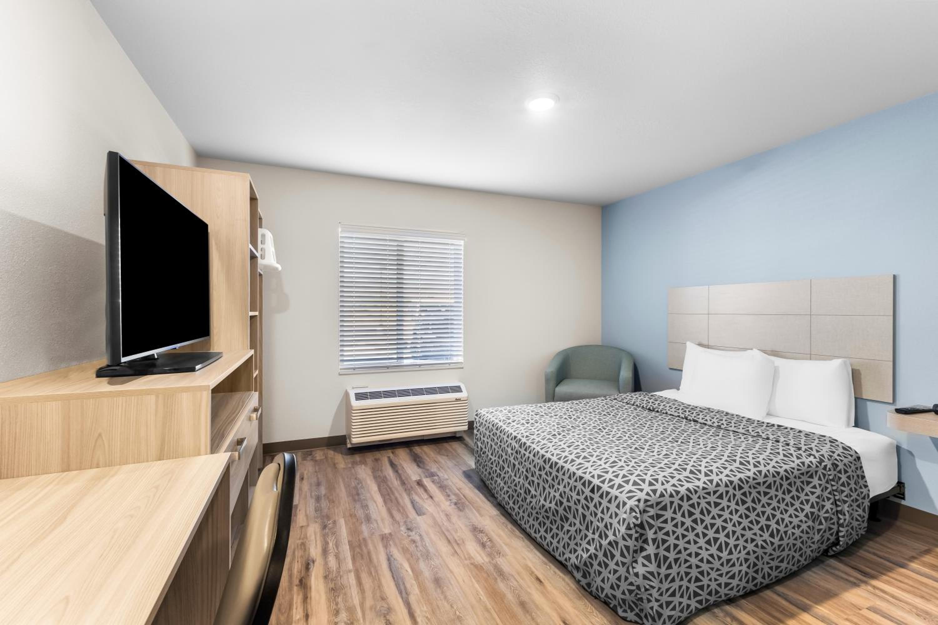 Queen Suite with Roll-In Shower - Disability Access/Non Smoking - Photo 6