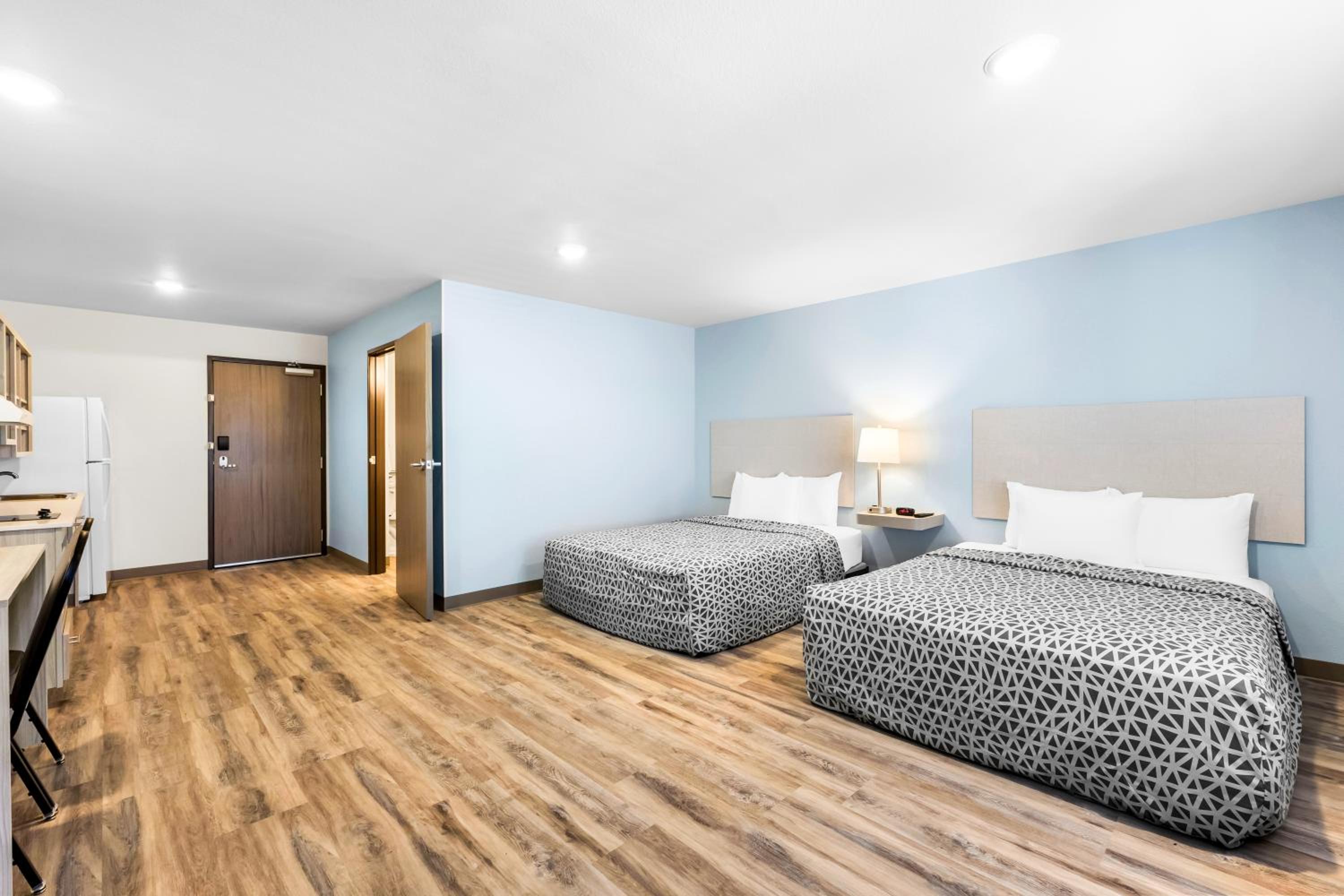 Queen Suite with Two Queen Beds and Tub - Disability Access/Non Smoking - Photo 6