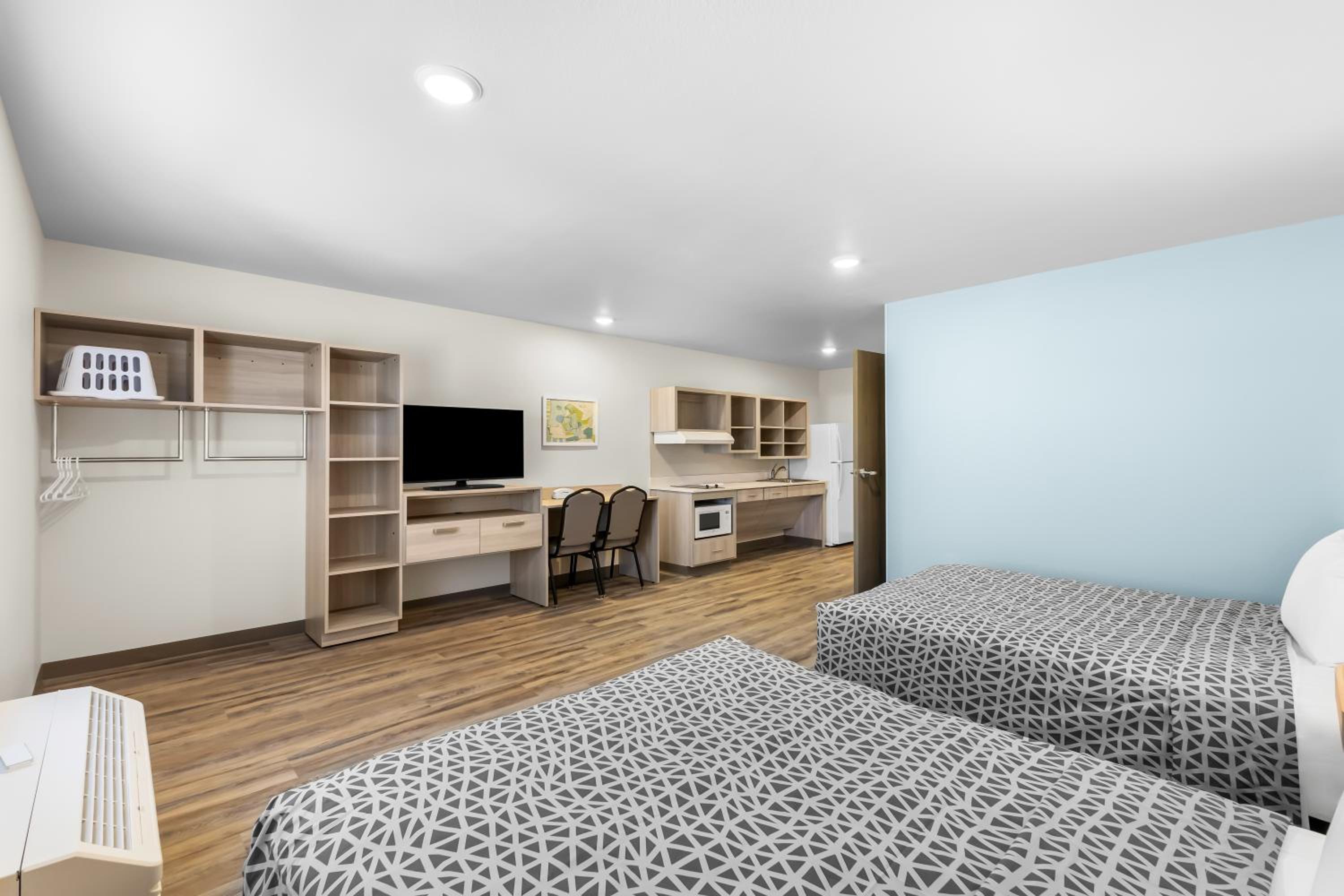 Queen Suite with Two Queen Beds and Tub - Disability Access/Non Smoking - Photo 5