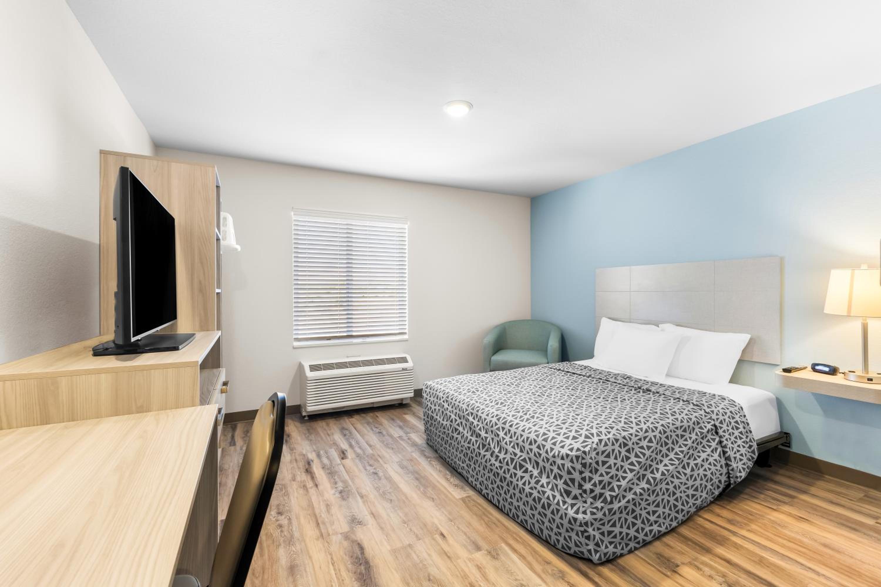 Queen Suite with Roll-In Shower - Disability Access/Non Smoking - Photo 8