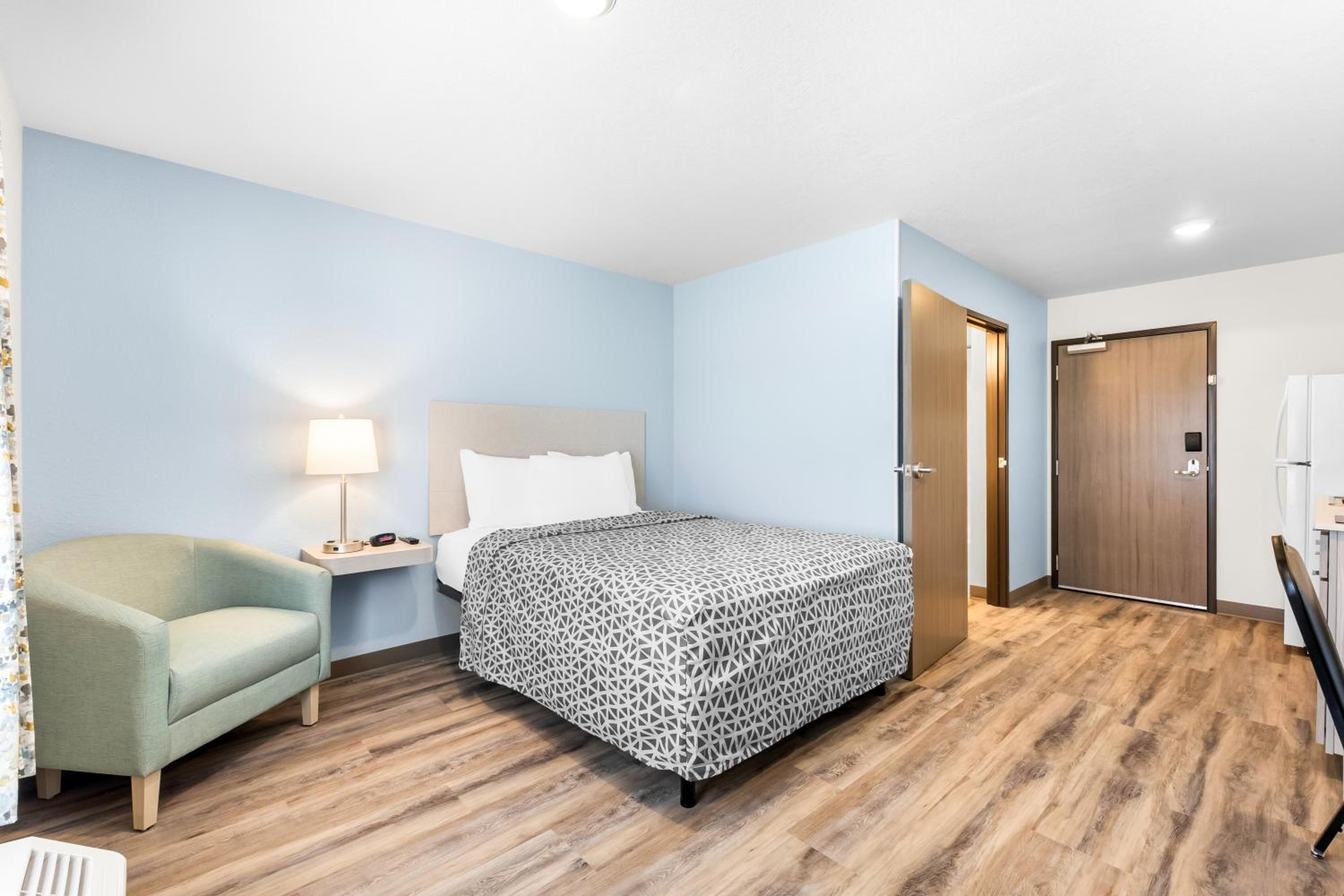 Queen Suite with Roll-In Shower - Disability Access/Non Smoking - Photo 7