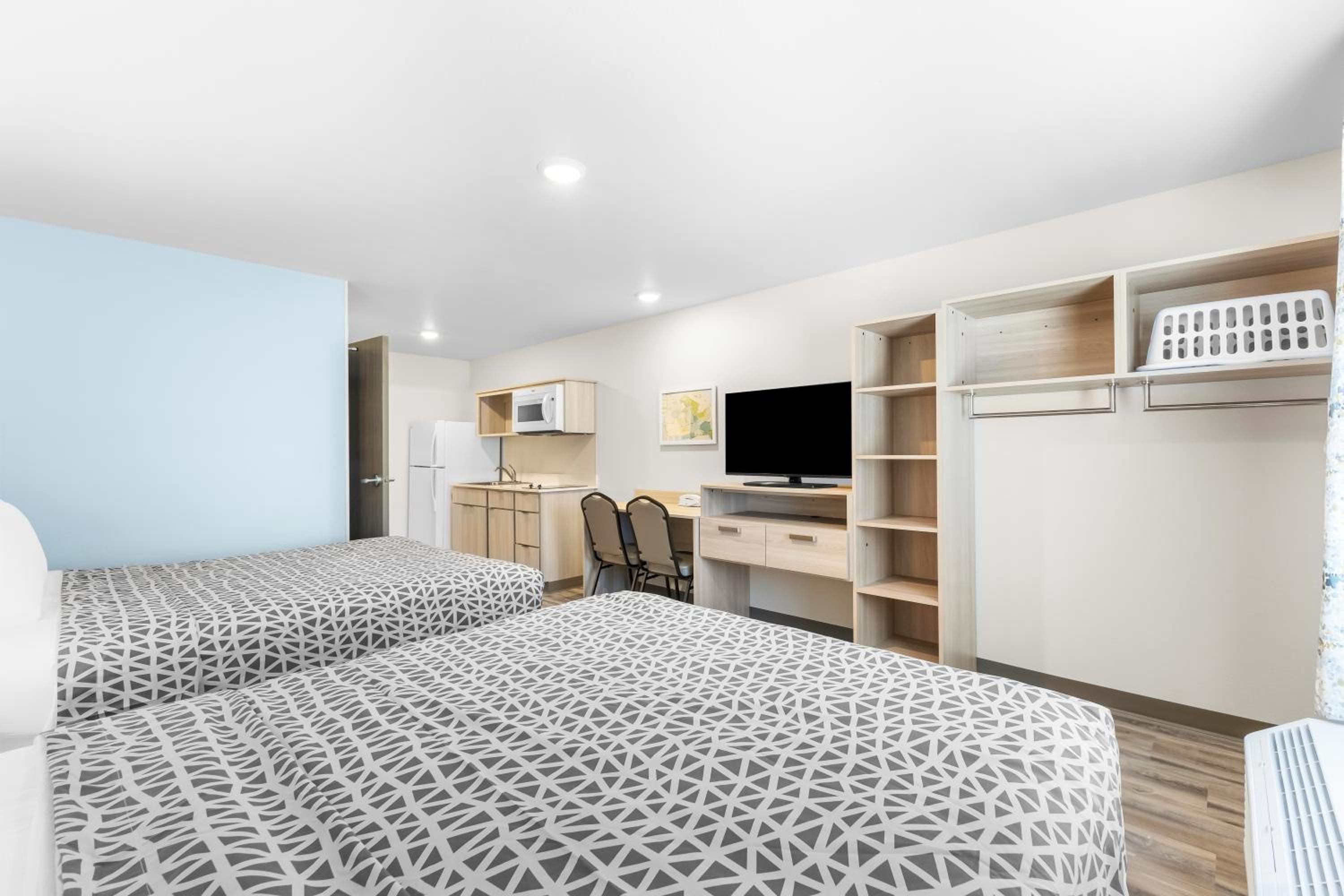 Queen Suite with Two Queen Beds - Non Smoking - Photo 3