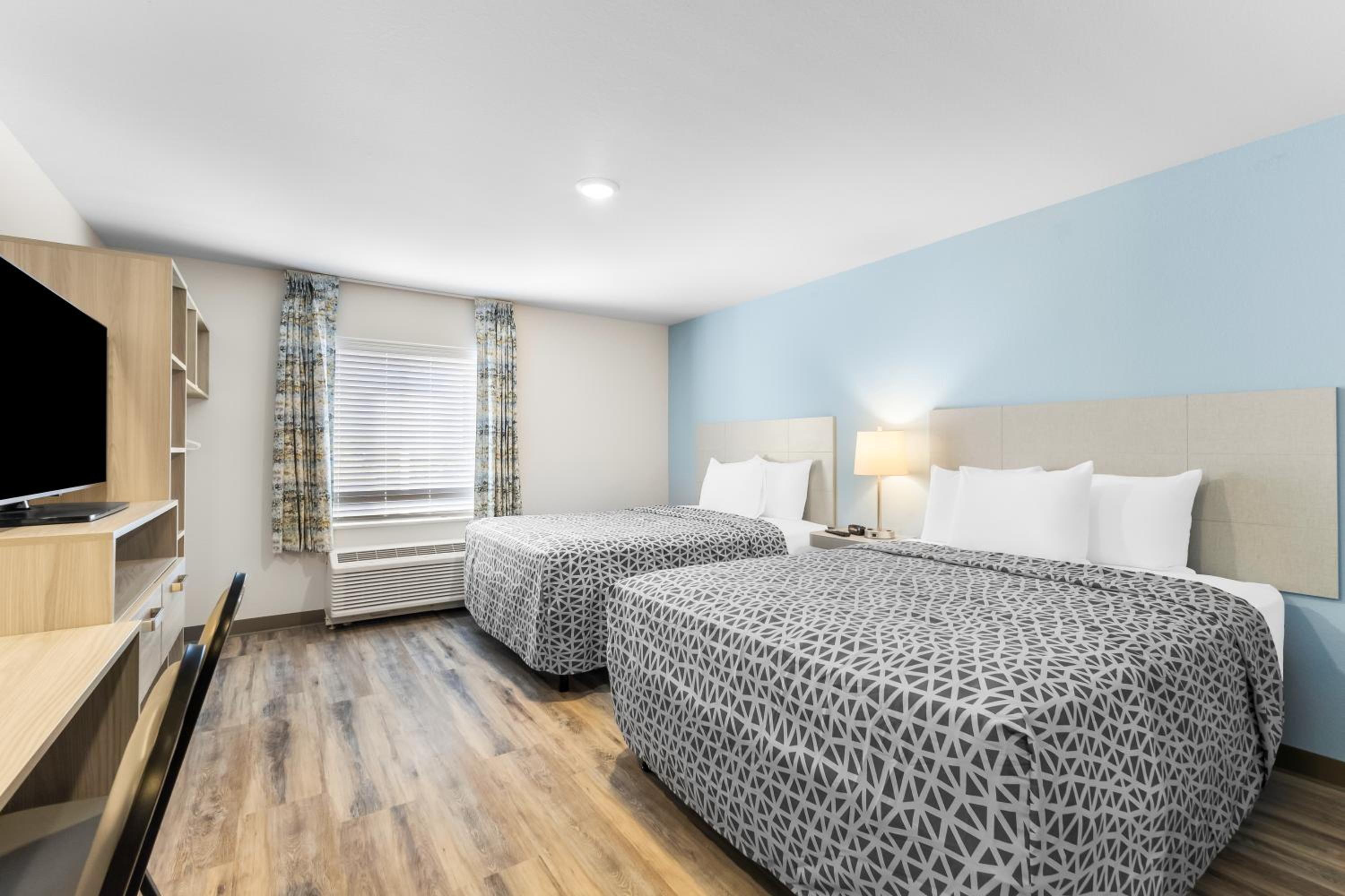 Queen Suite with Two Queen Beds - Non Smoking - Photo 6