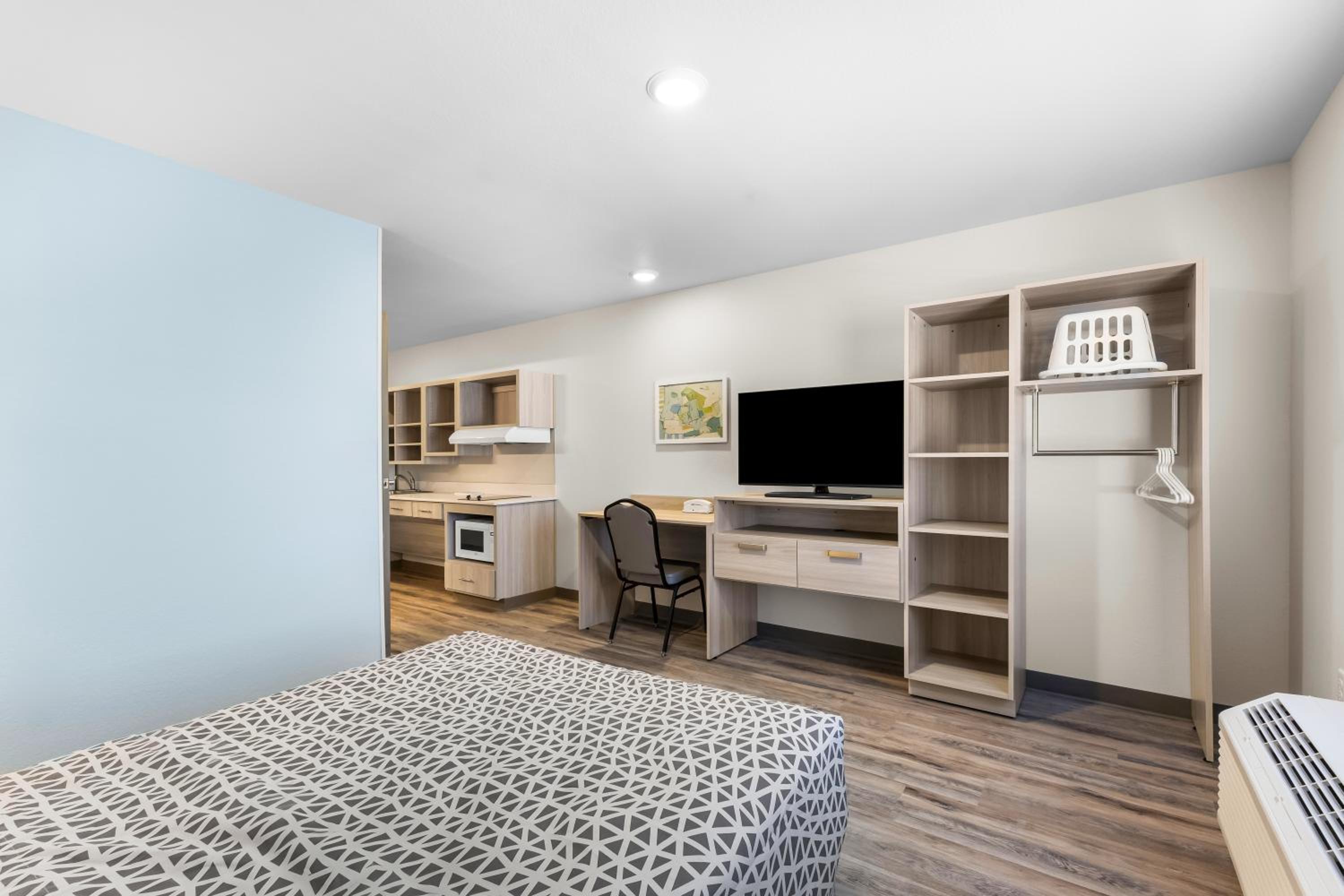 Queen Suite with Roll-In Shower - Disability Access/Non Smoking - Photo 4