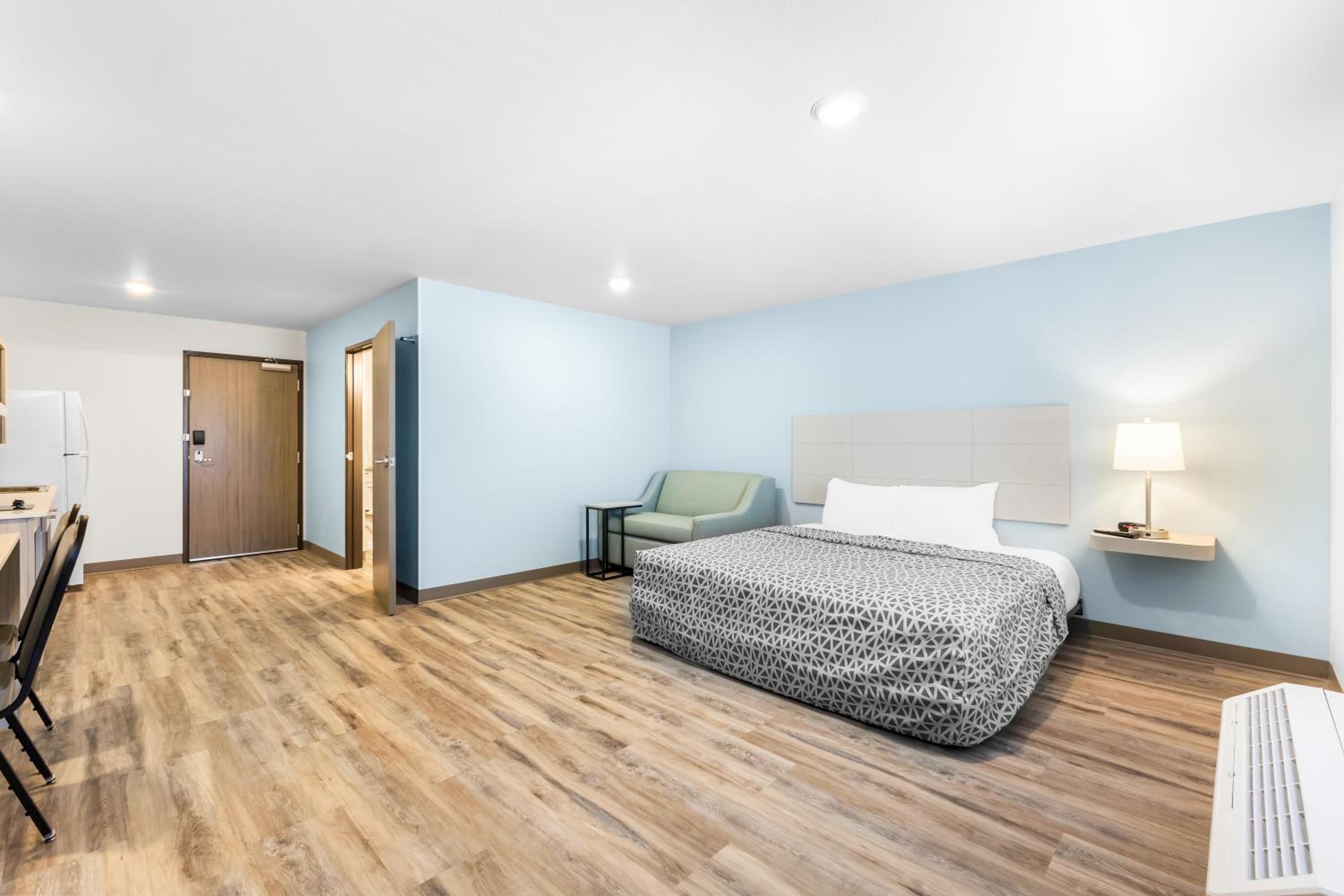King Suite with Sofa bed - Disability Access/Non Smoking photo 2