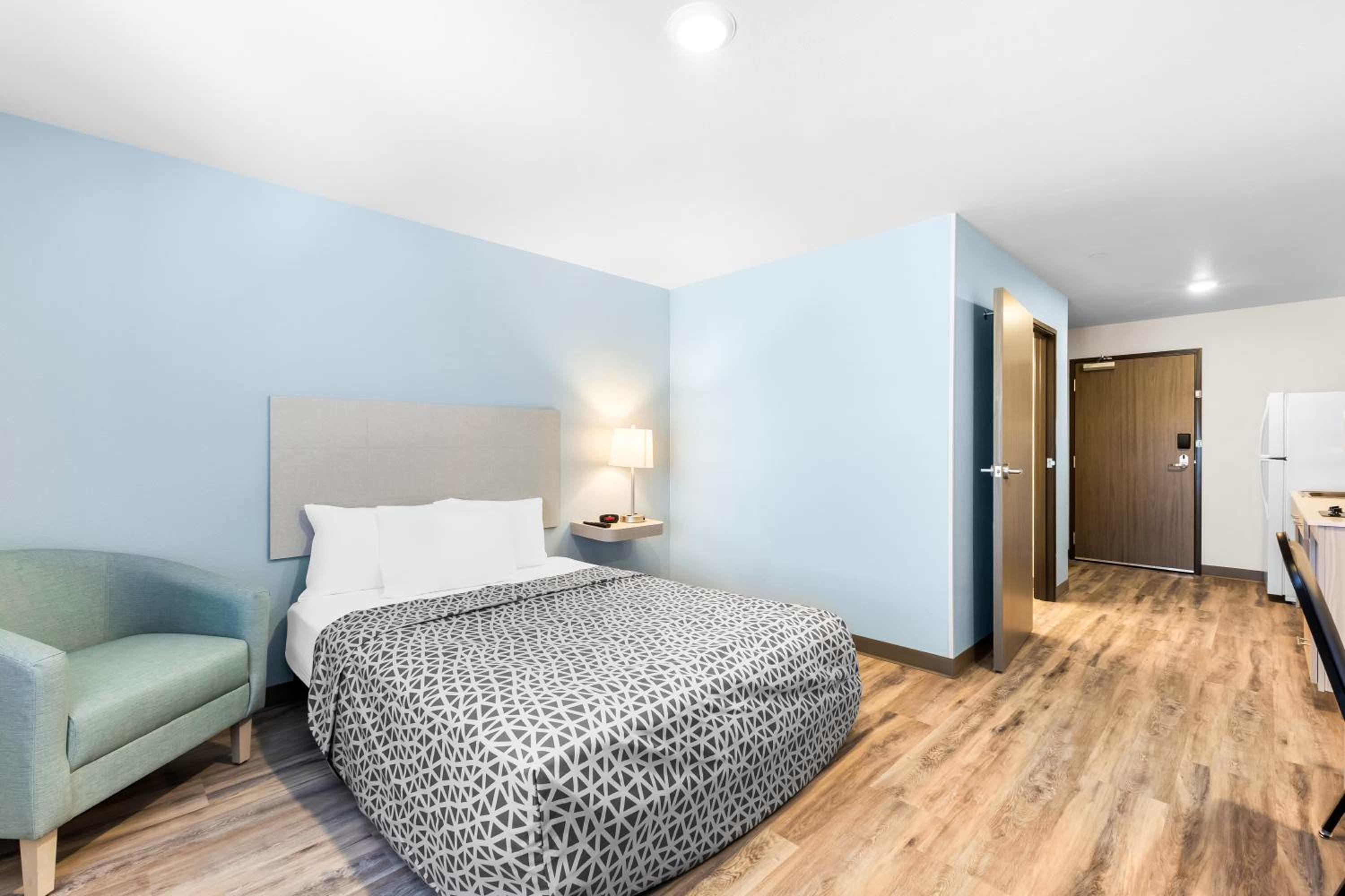 Queen Suite with Roll-In Shower - Disability Access/Non Smoking - Photo 10