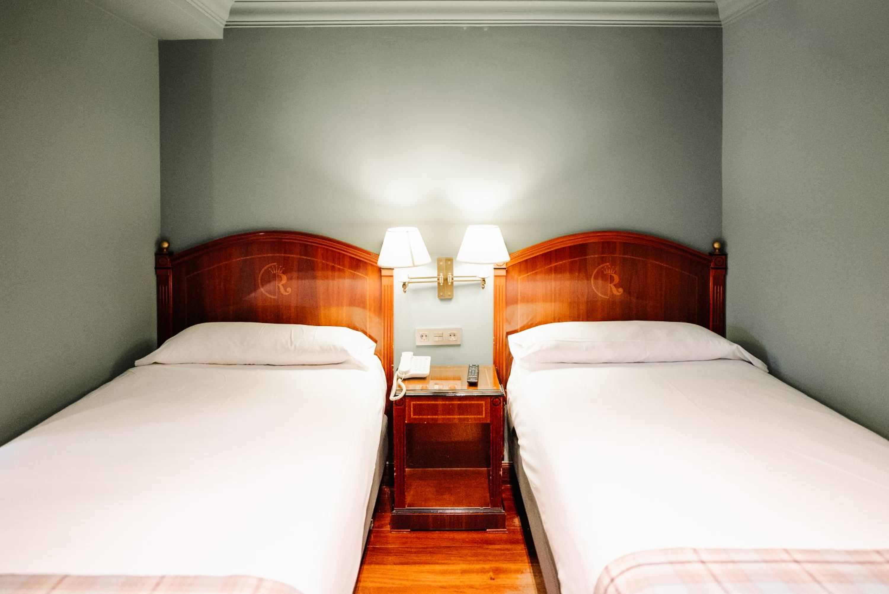 Standard Twin Room - Photo 4
