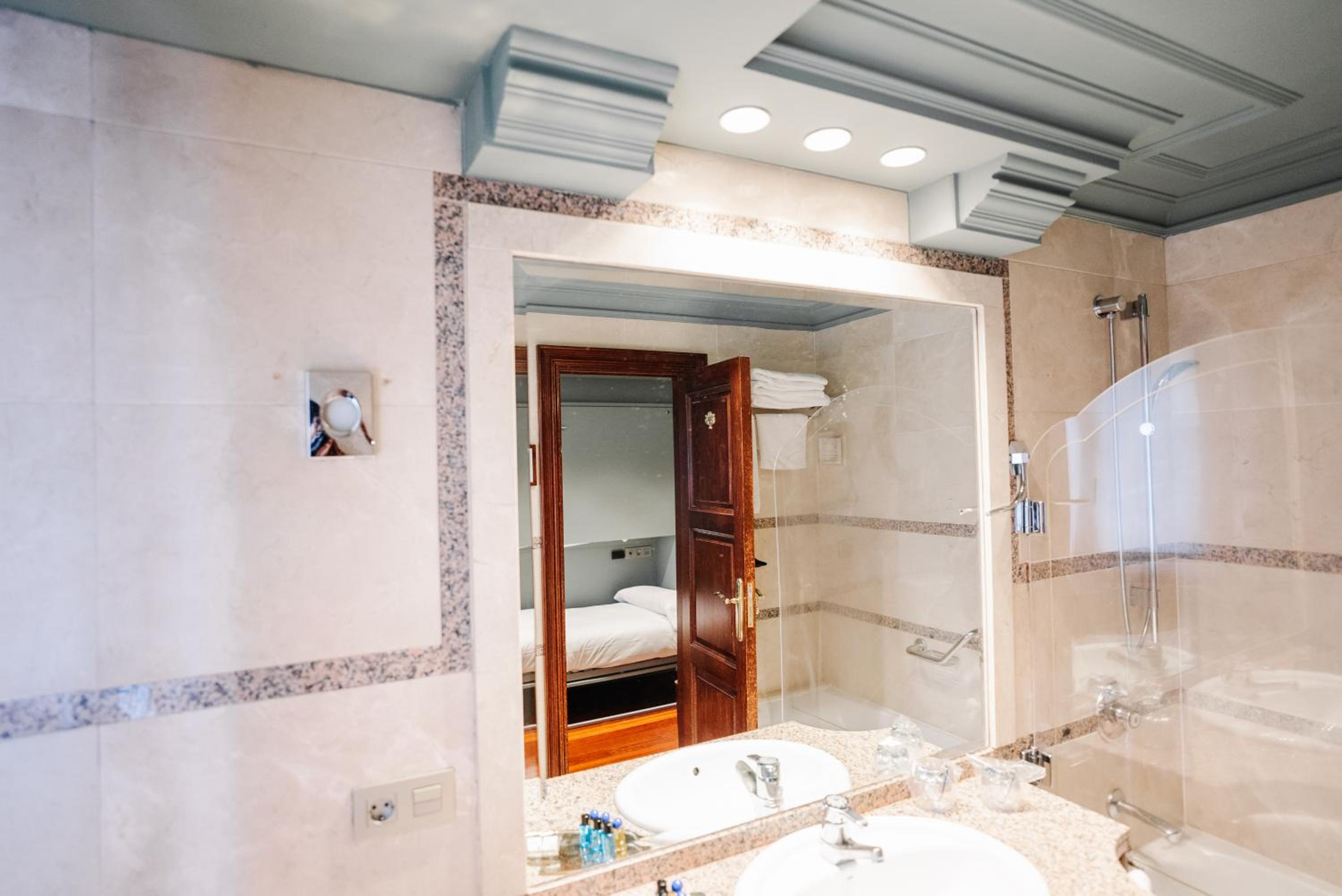 Standard Twin Room - Photo 6